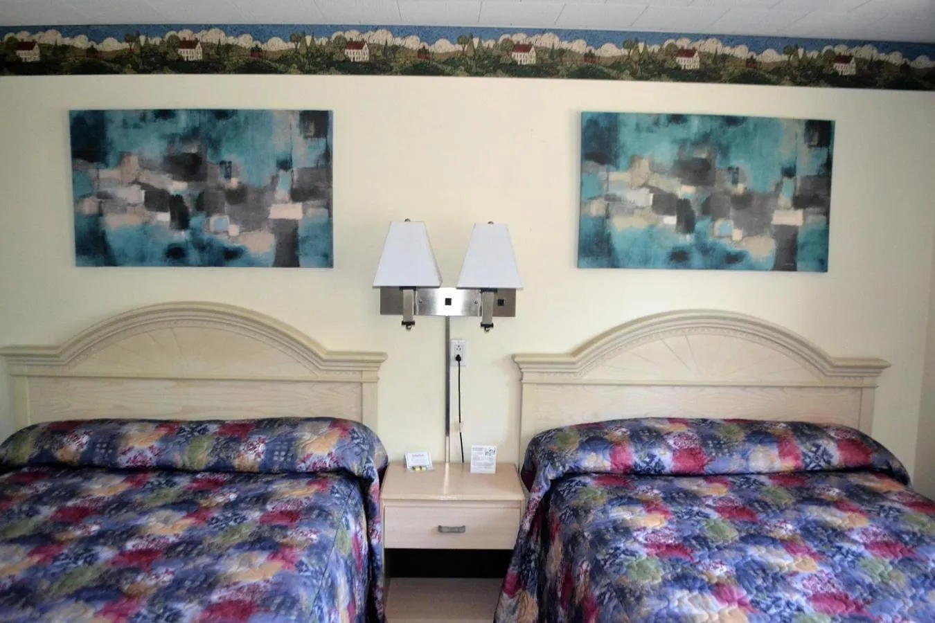 Bedroom, Bed in Stratford Suburban Motel