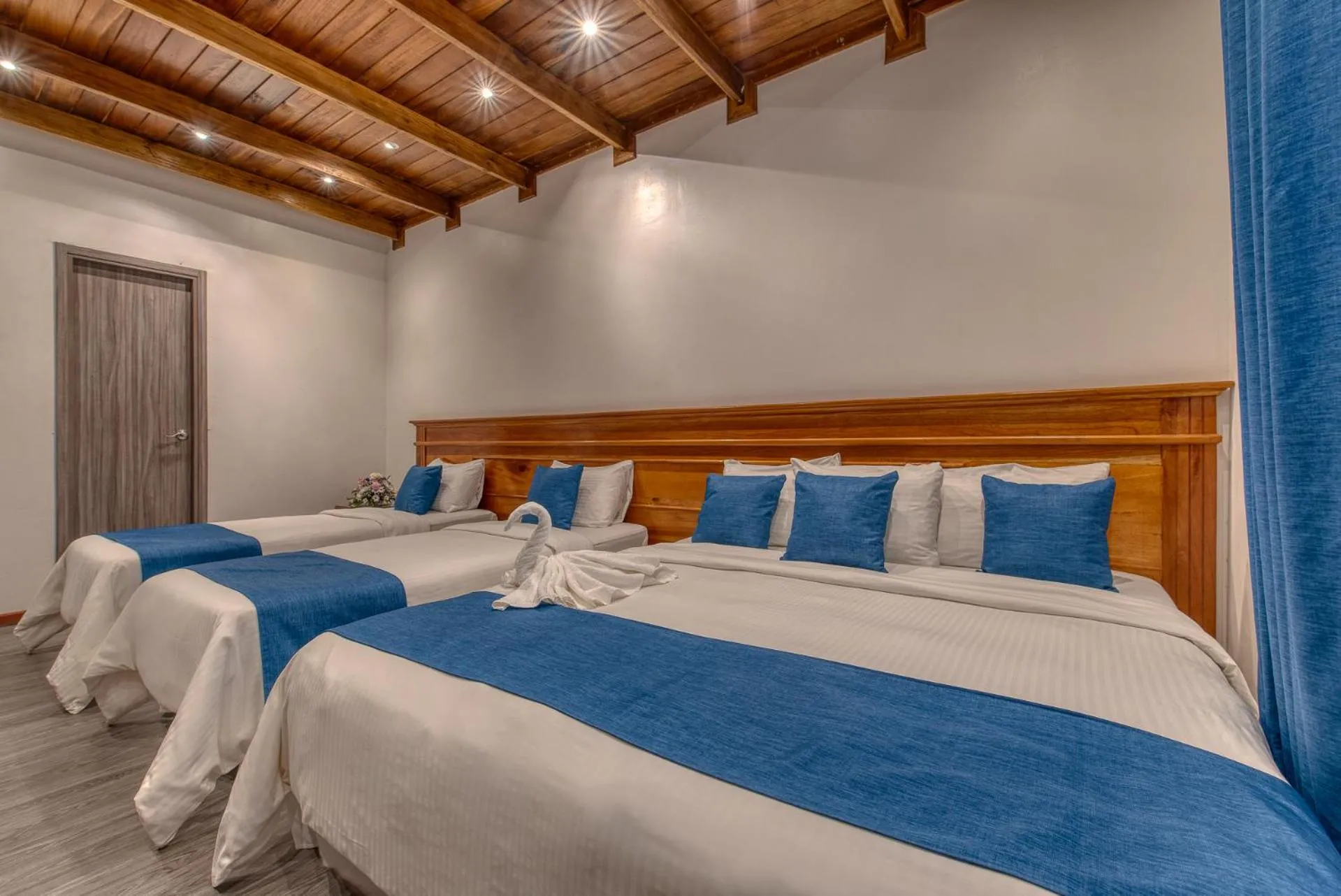 Bedroom, Bed in Swans Cay Hotel