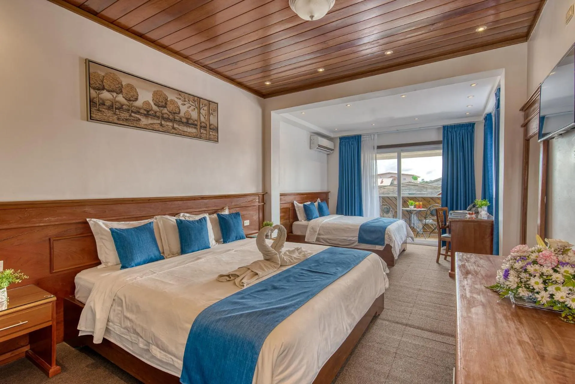 Bedroom, Bed in Swans Cay Hotel