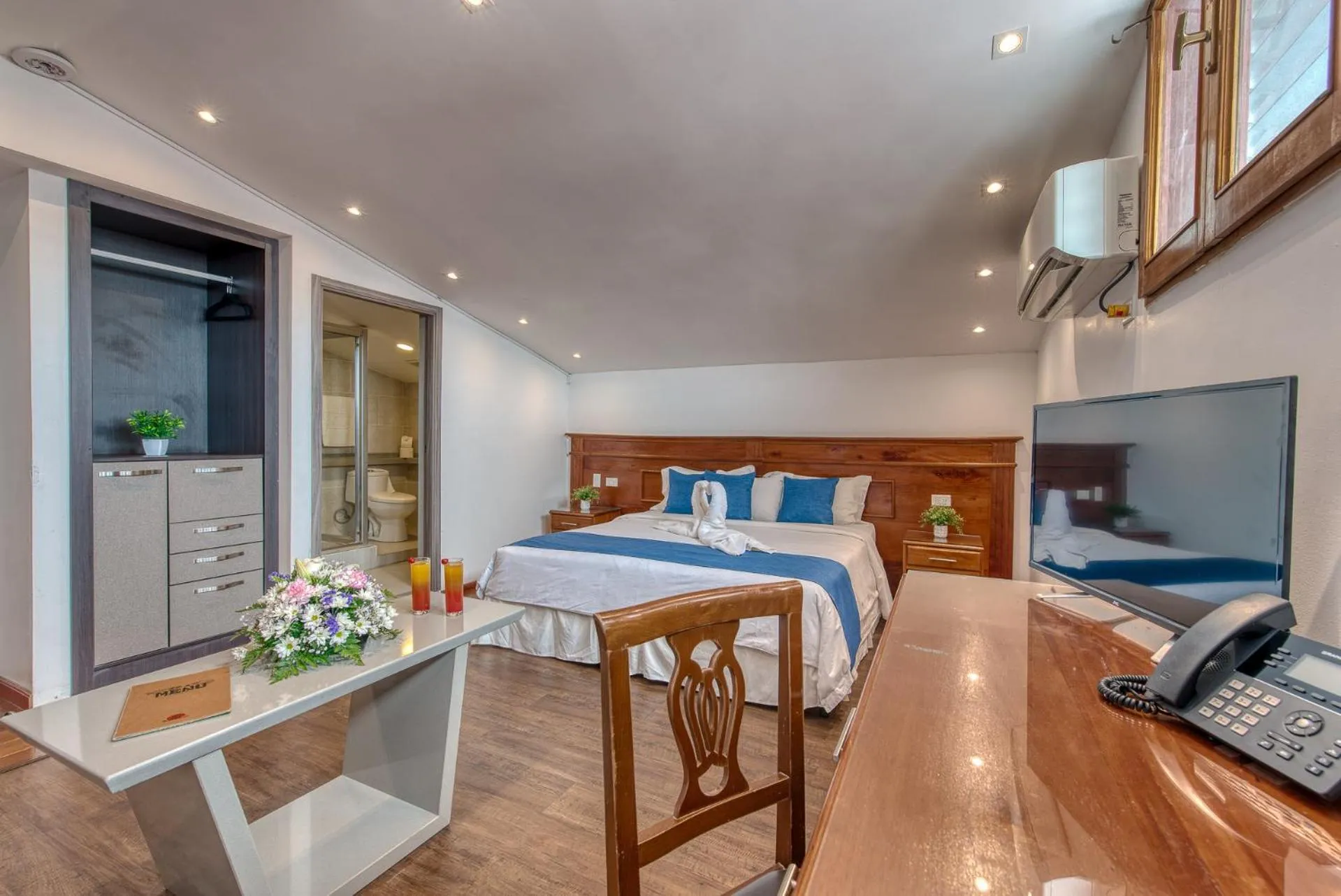 Bedroom, Bed in Swans Cay Hotel