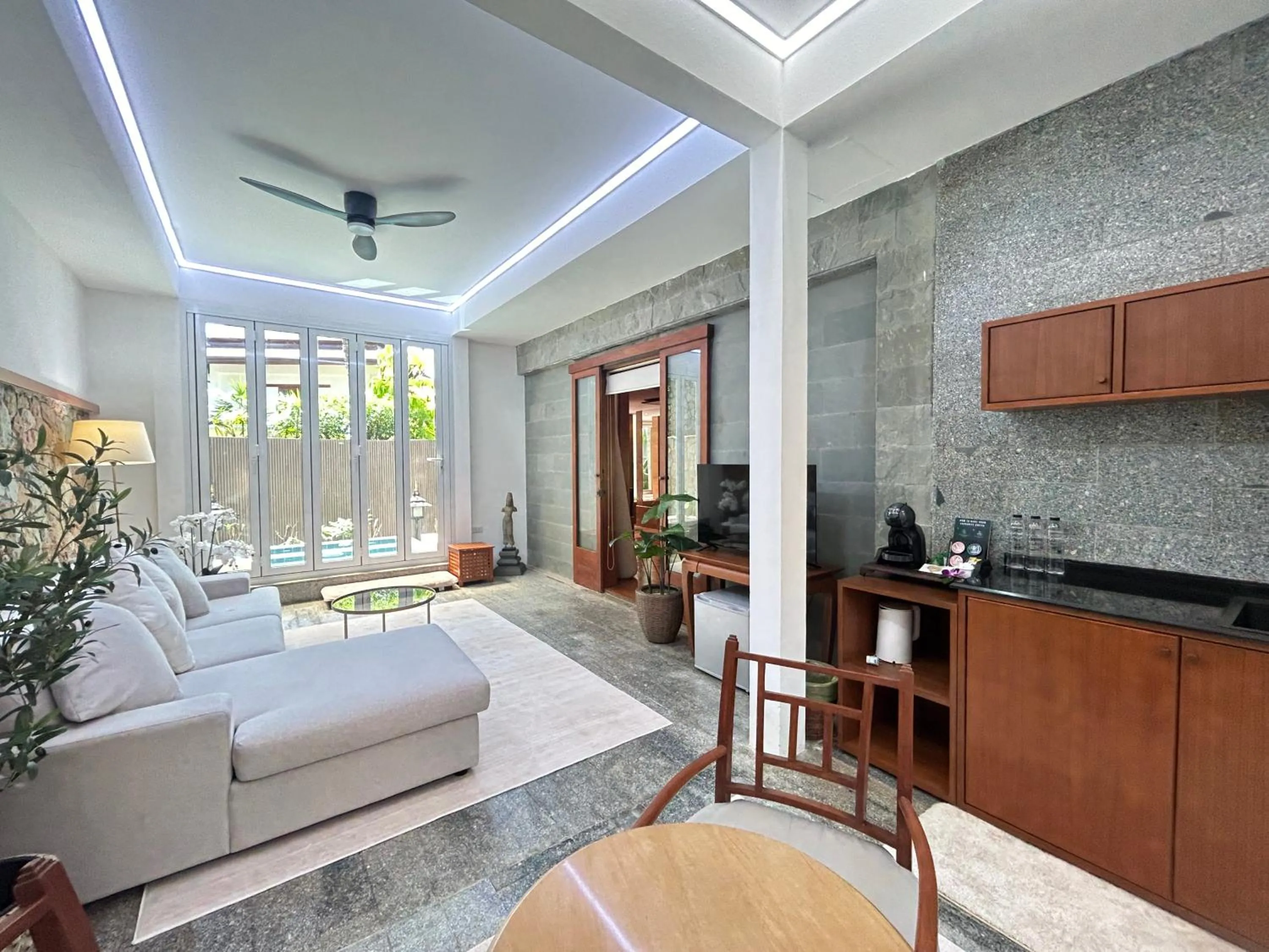 Living room, Bed in Nakamanda Resort and Spa