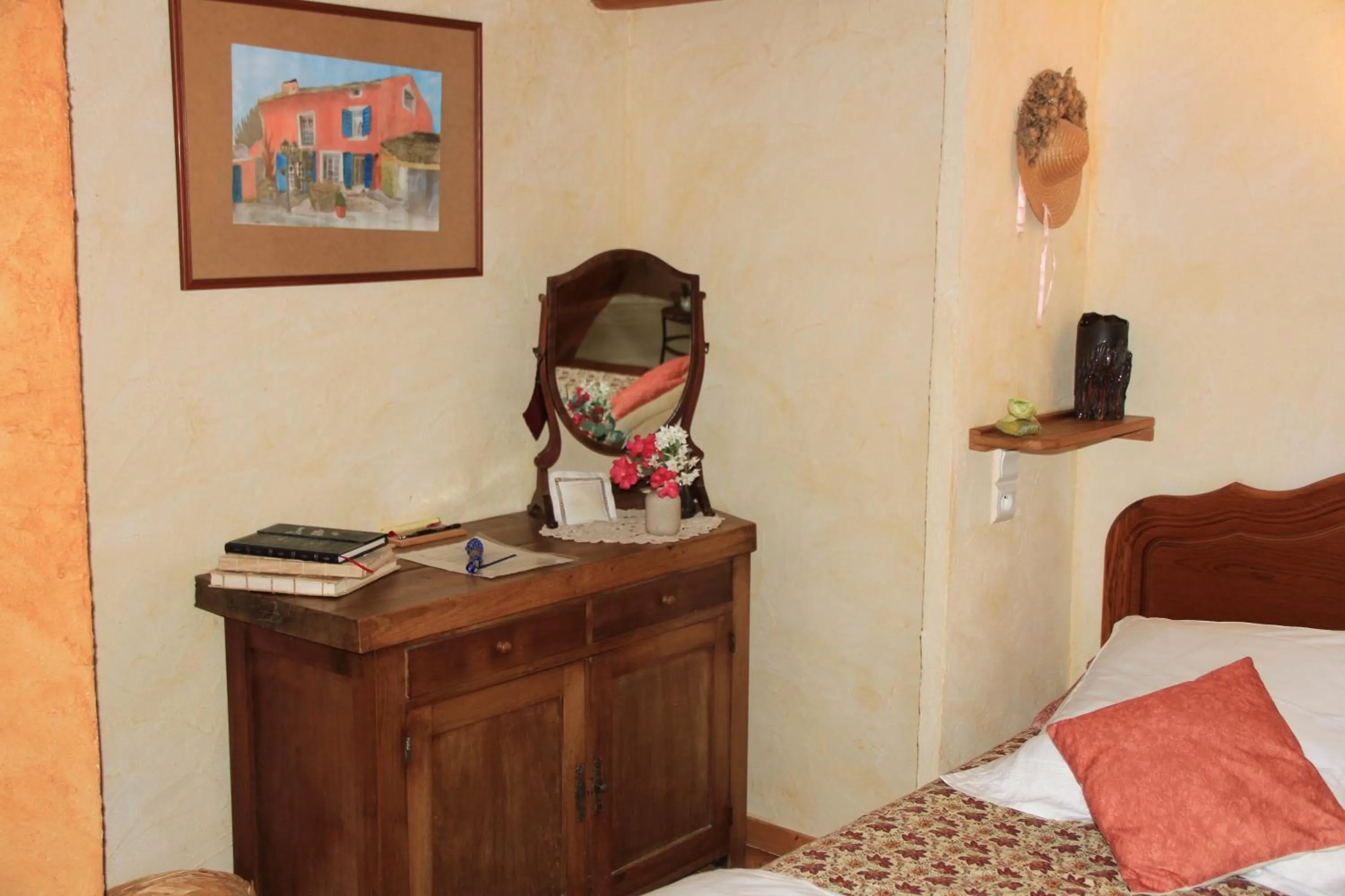 Decorative detail, Bed in Le Mas De La Cigale Bleue, Caumont Sur Durance