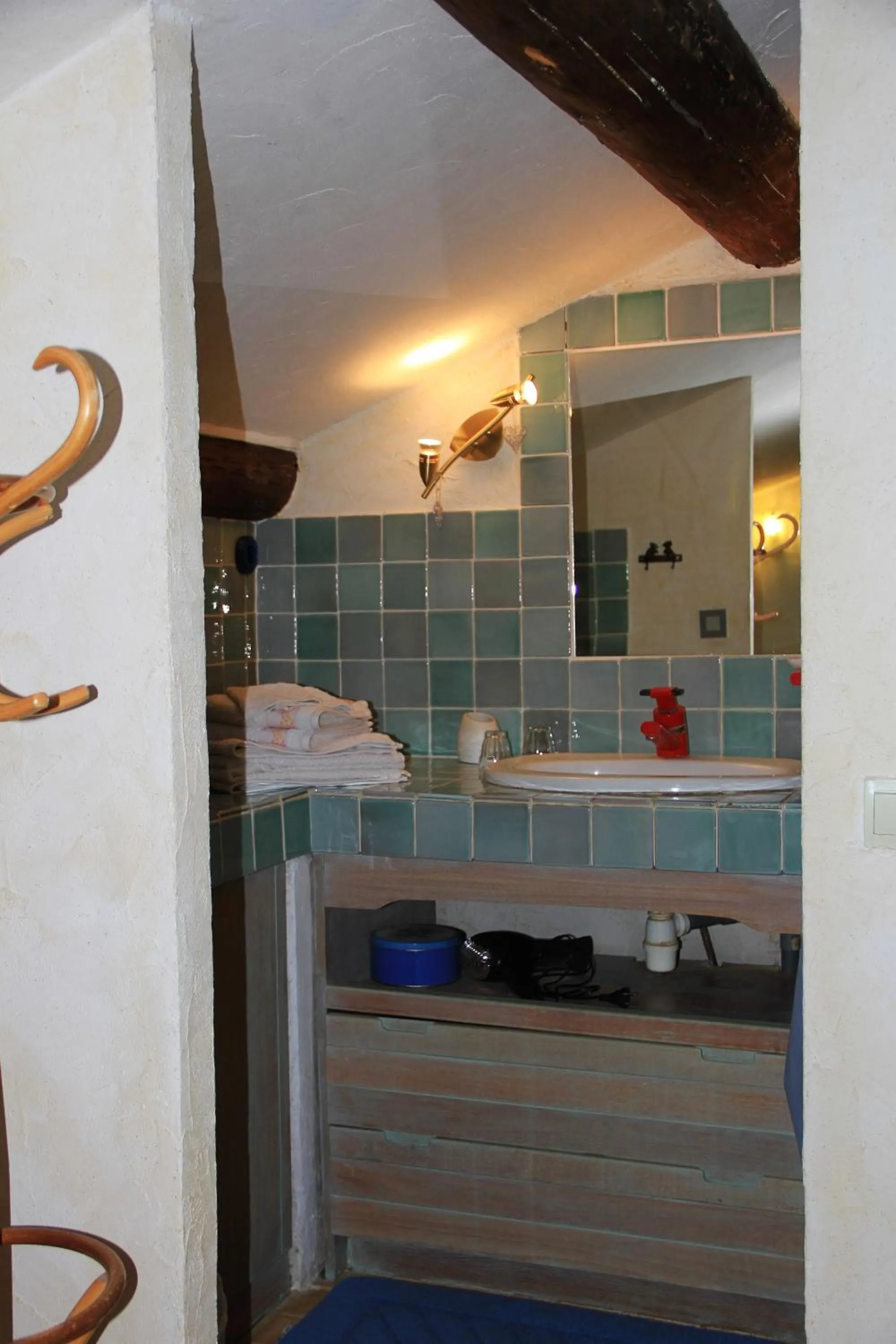 Bathroom in Le Mas De La Cigale Bleue, Caumont Sur Durance