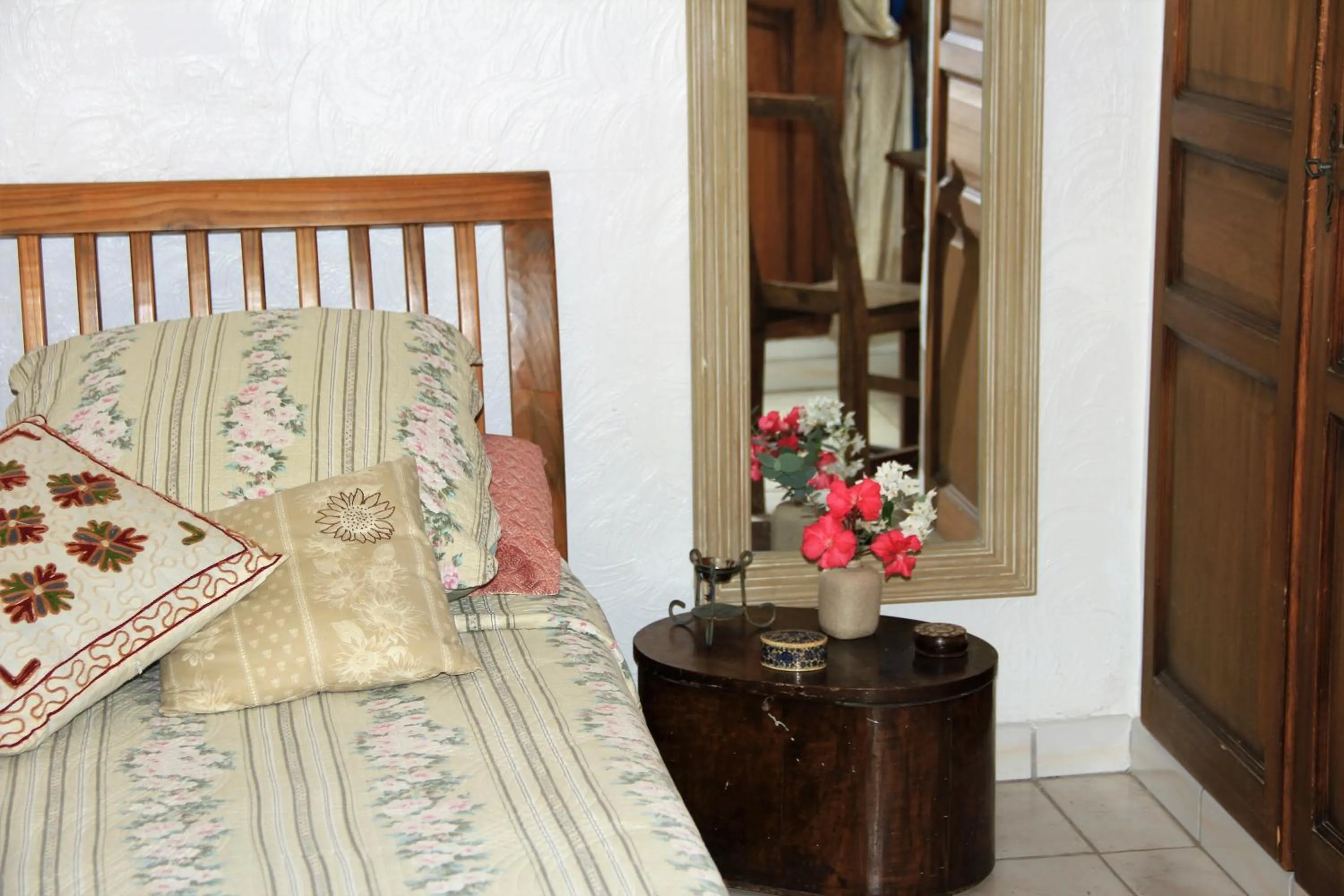 Bed in Le Mas De La Cigale Bleue, Caumont Sur Durance