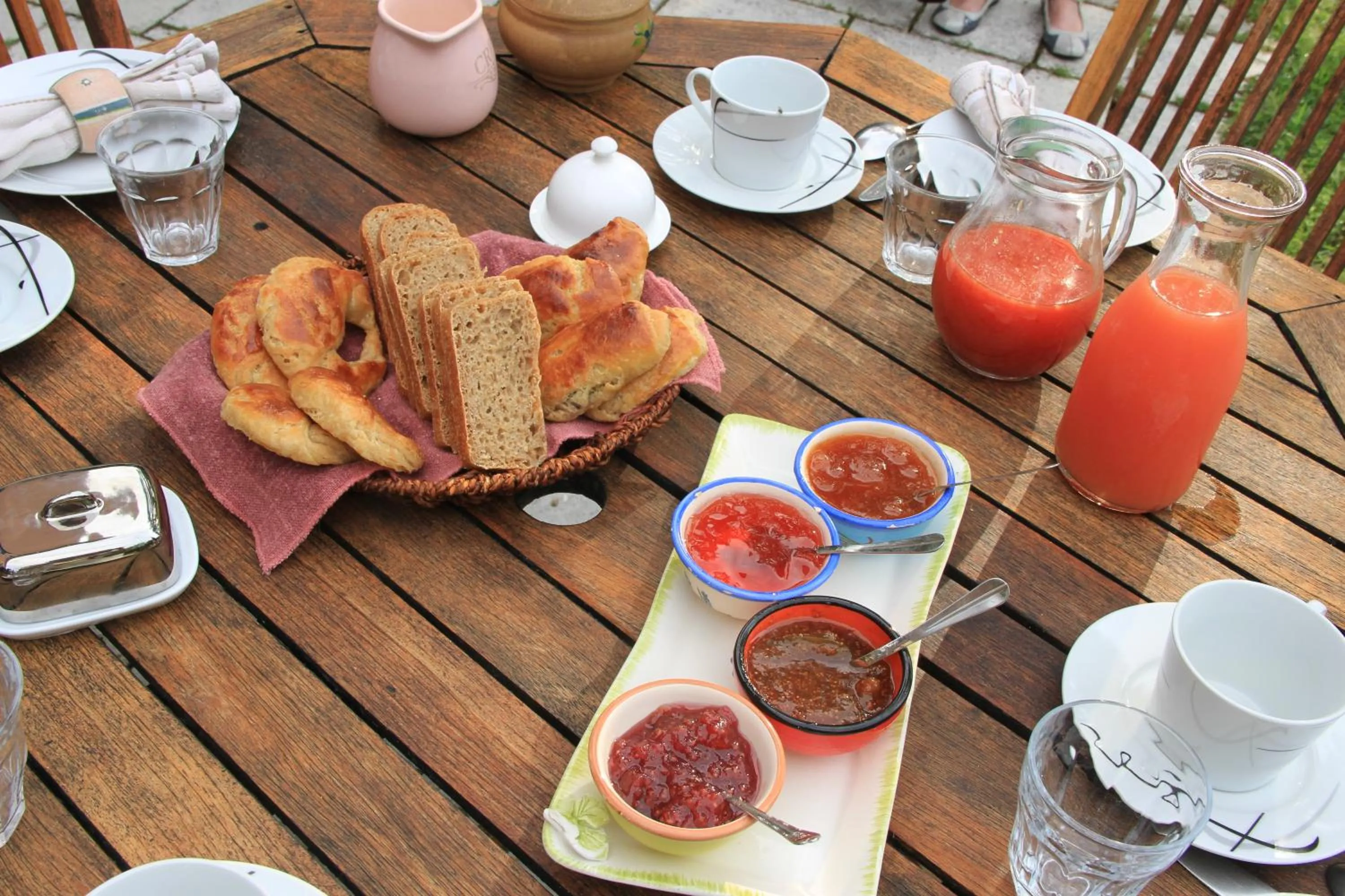 Breakfast in Le Mas De La Cigale Bleue, Caumont Sur Durance