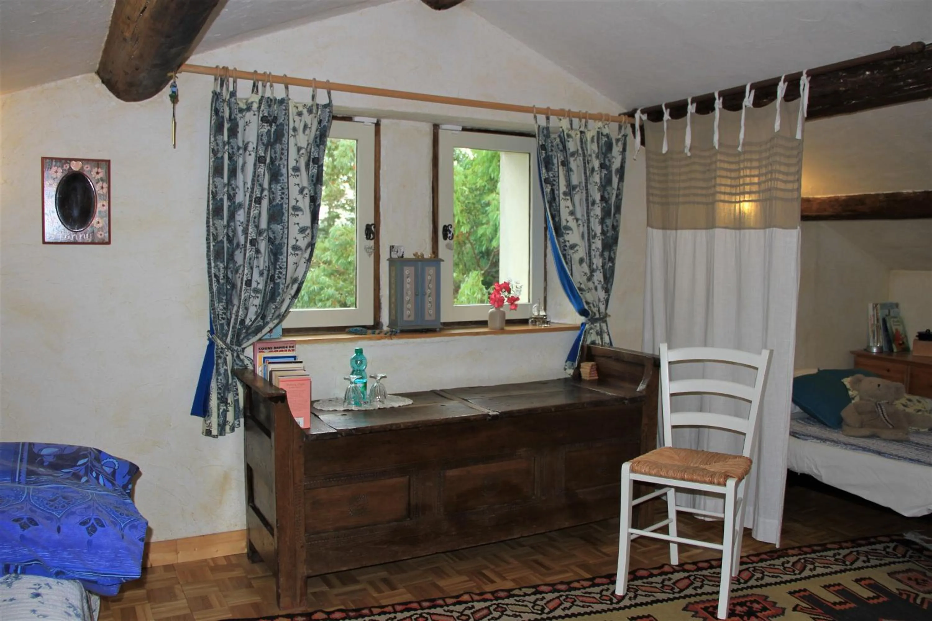 Photo of the whole room, Bed in Le Mas De La Cigale Bleue, Caumont Sur Durance