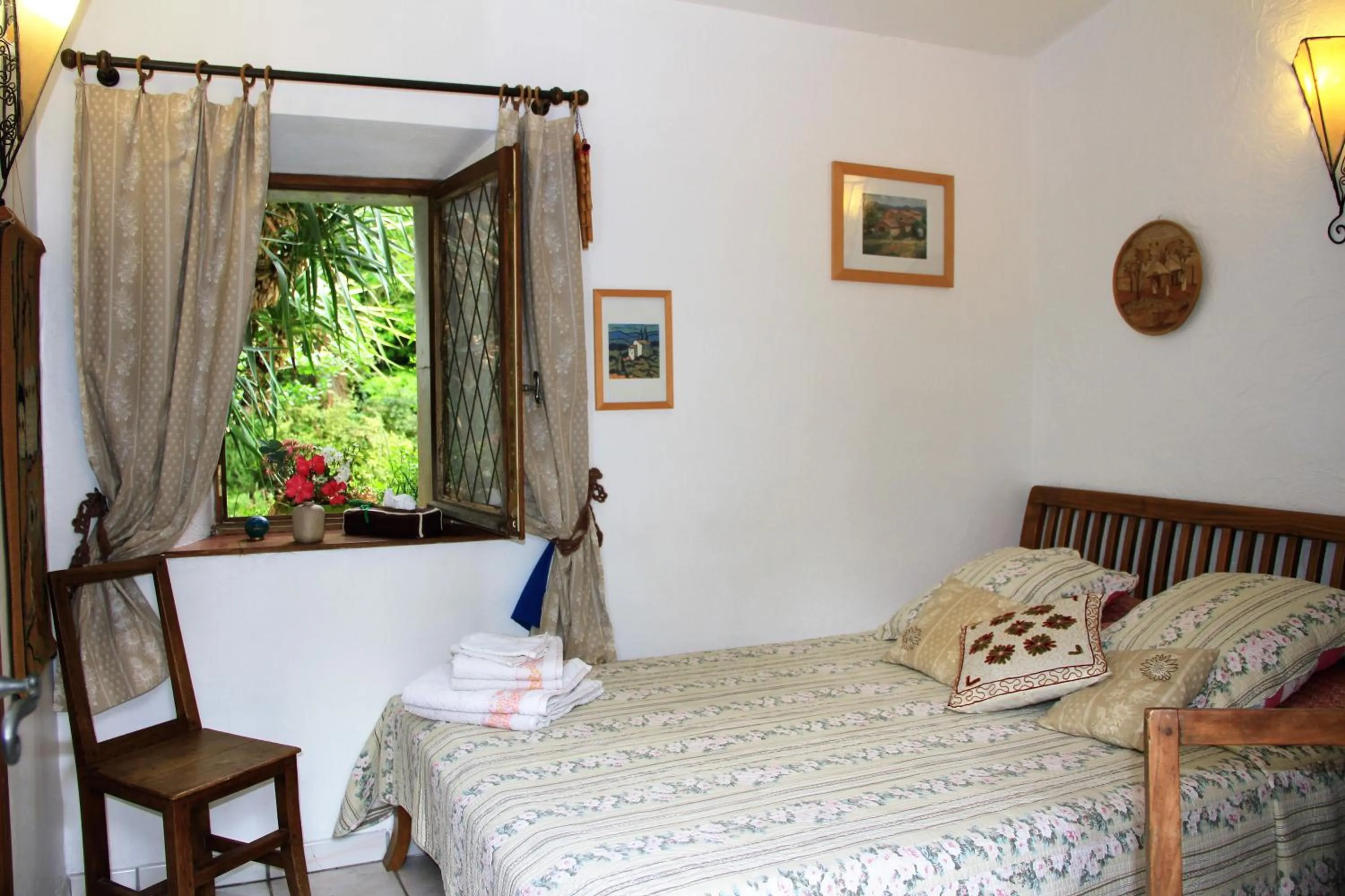 Bed in Le Mas De La Cigale Bleue, Caumont Sur Durance