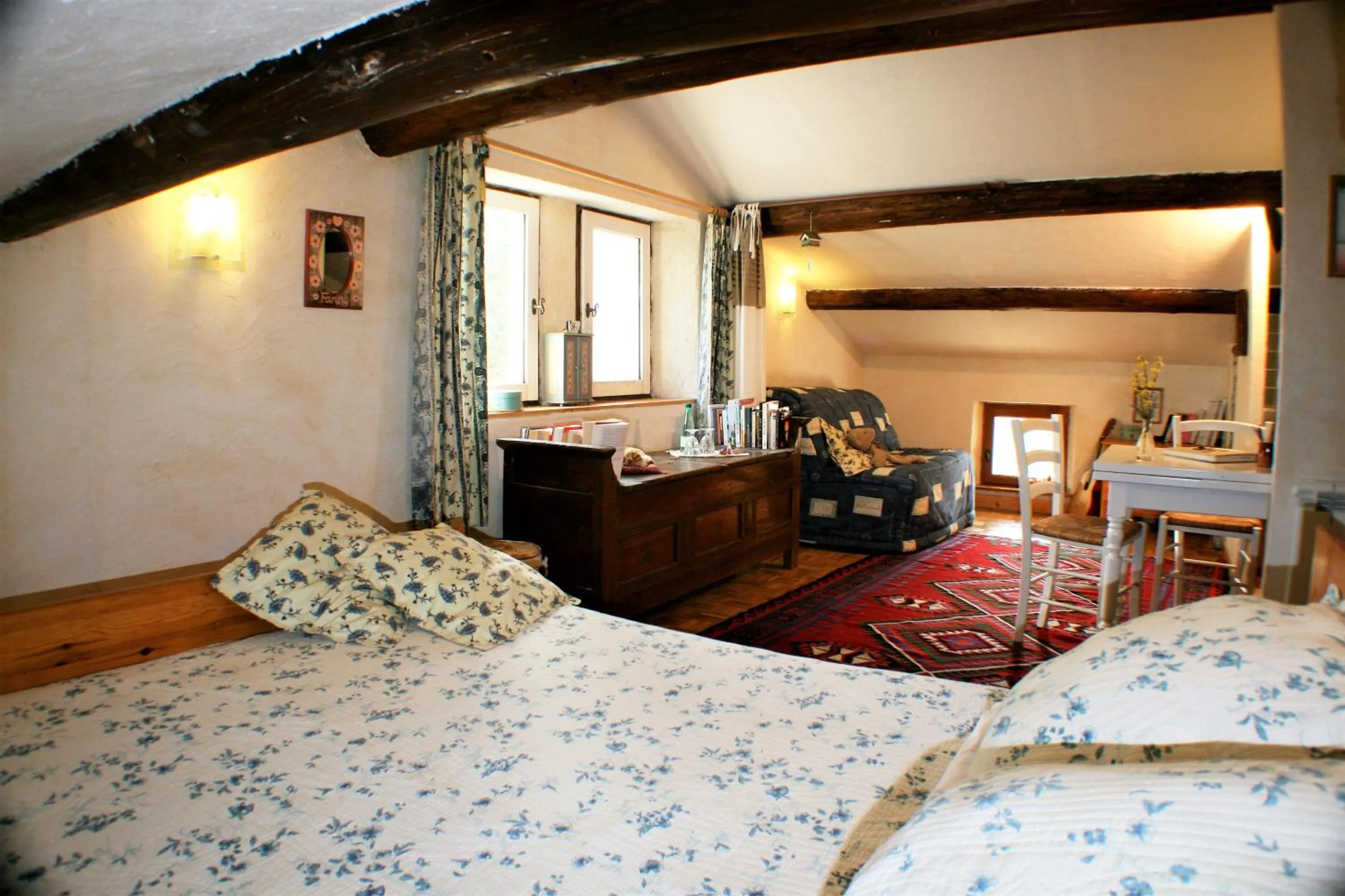 Photo of the whole room, Bed in Le Mas De La Cigale Bleue, Caumont Sur Durance