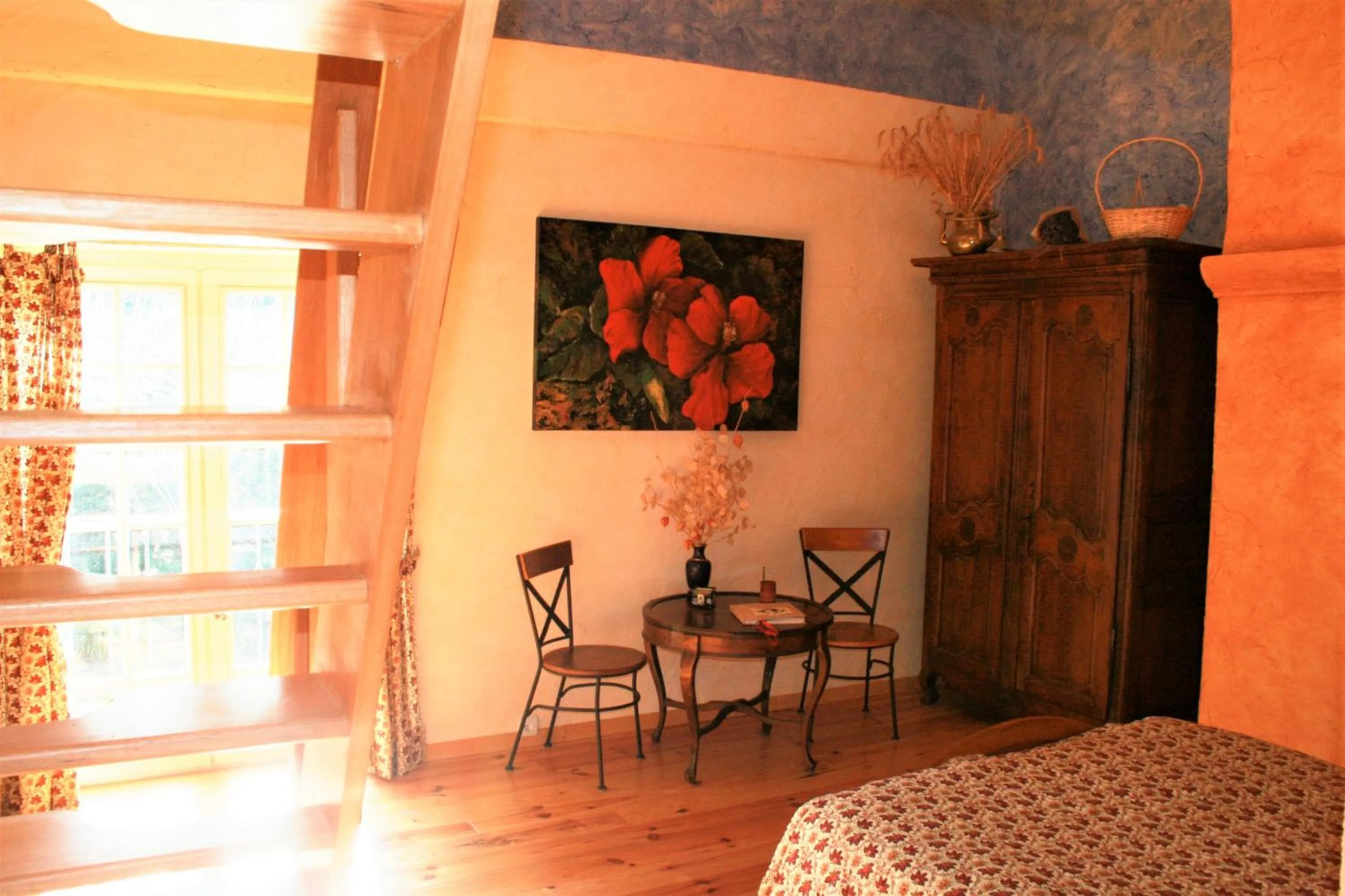 Photo of the whole room, Bed in Le Mas De La Cigale Bleue, Caumont Sur Durance