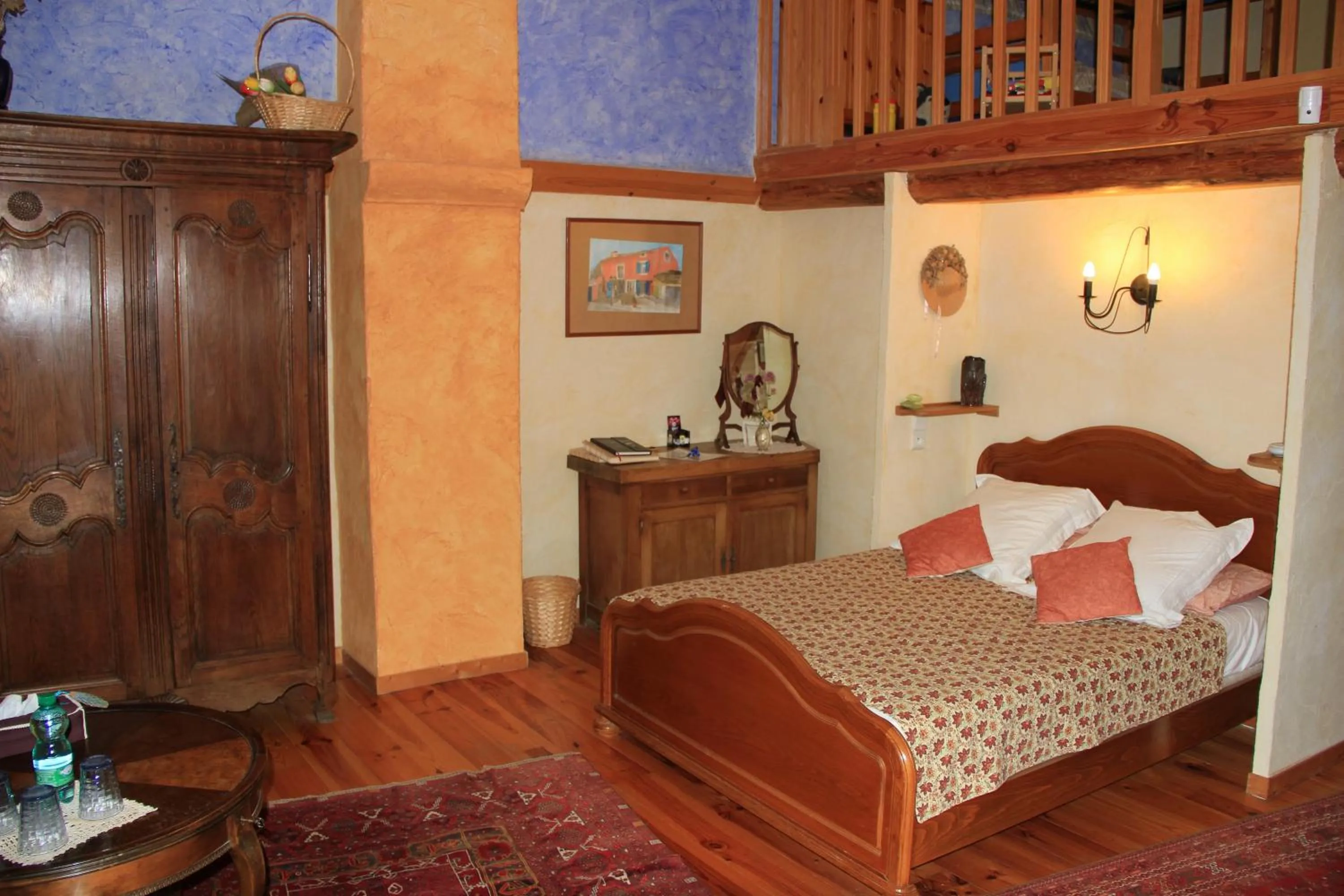 Photo of the whole room, Bed in Le Mas De La Cigale Bleue, Caumont Sur Durance