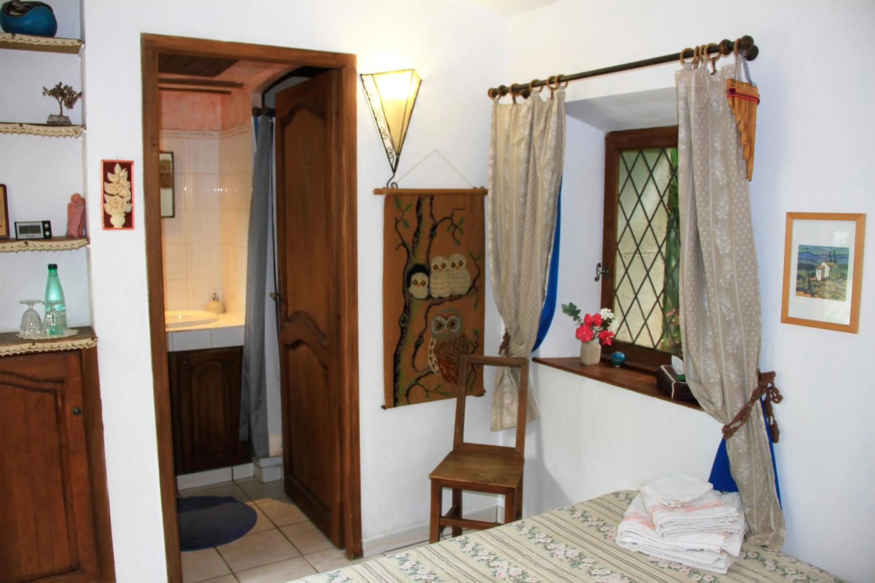 Bed in Le Mas De La Cigale Bleue, Caumont Sur Durance