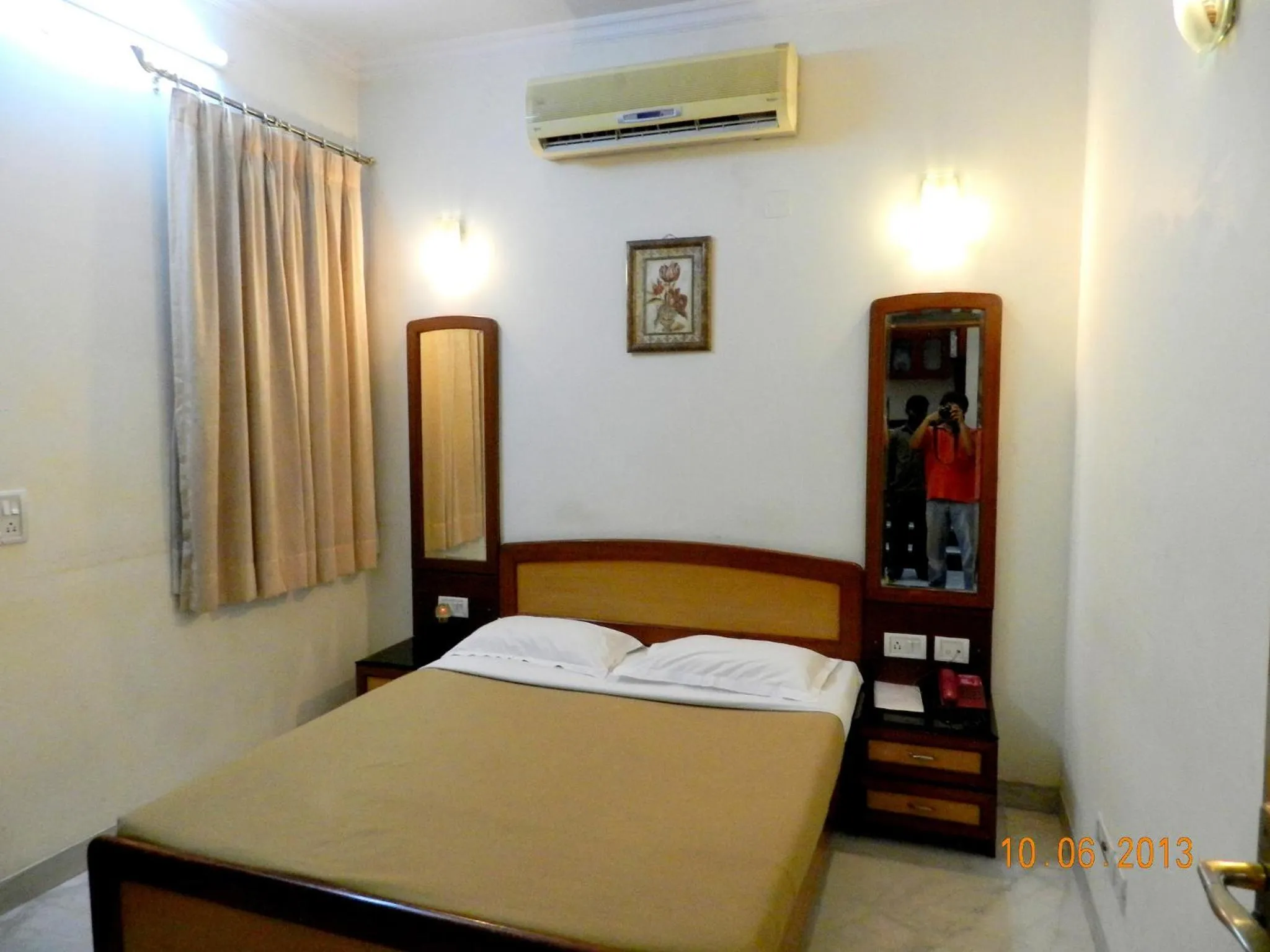 Photo of the whole room, Bed in Hotel Tara Palace, Chandni Chowk