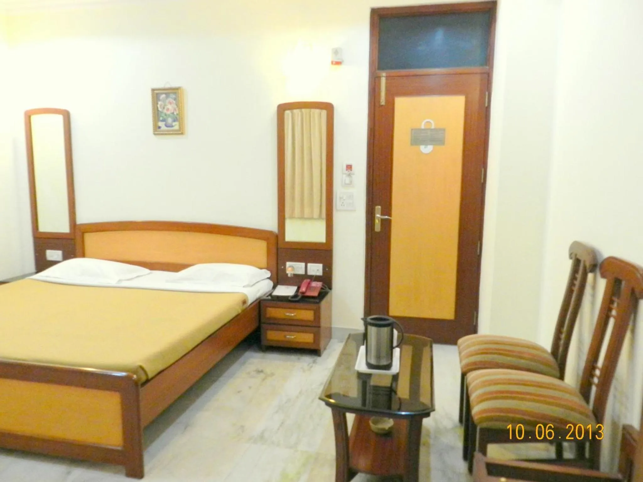 Photo of the whole room, Bed in Hotel Tara Palace, Chandni Chowk