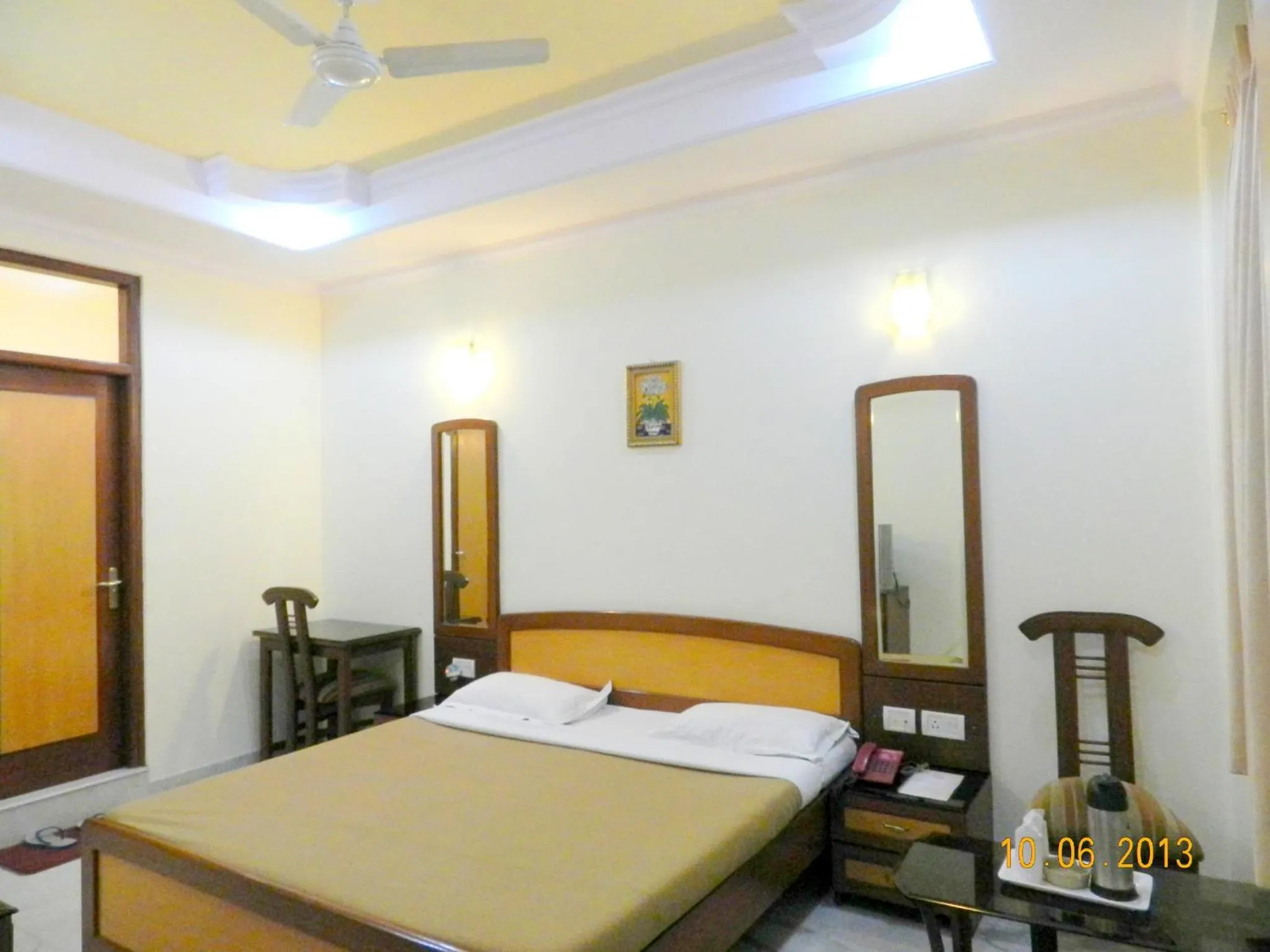 Photo of the whole room, Bed in Hotel Tara Palace, Chandni Chowk