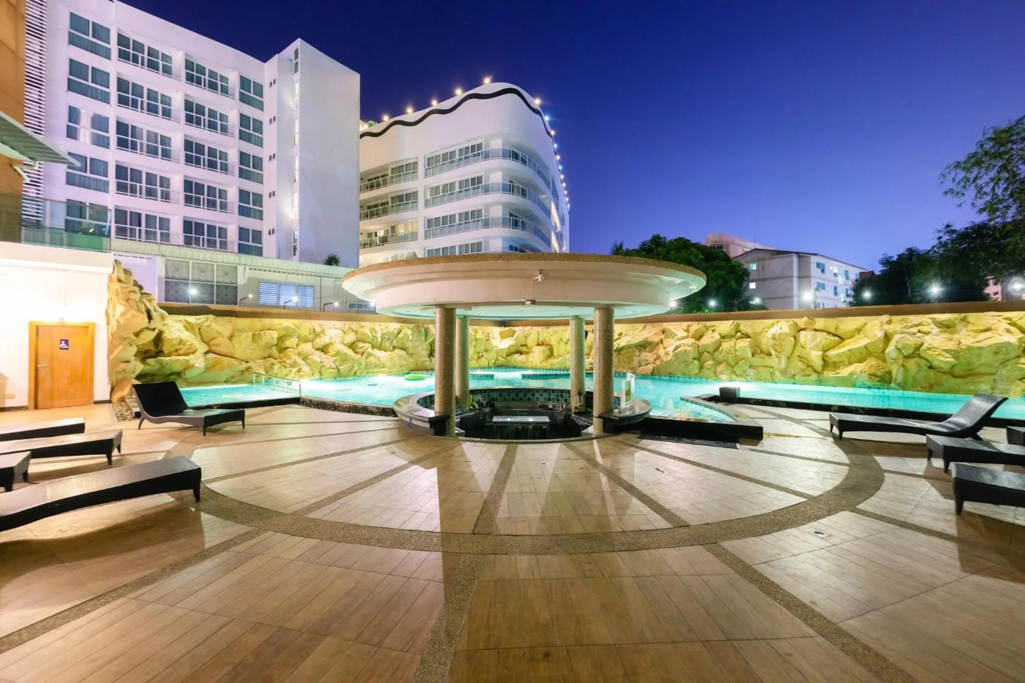 Swimming pool in Centara Nova Hotel Pattaya