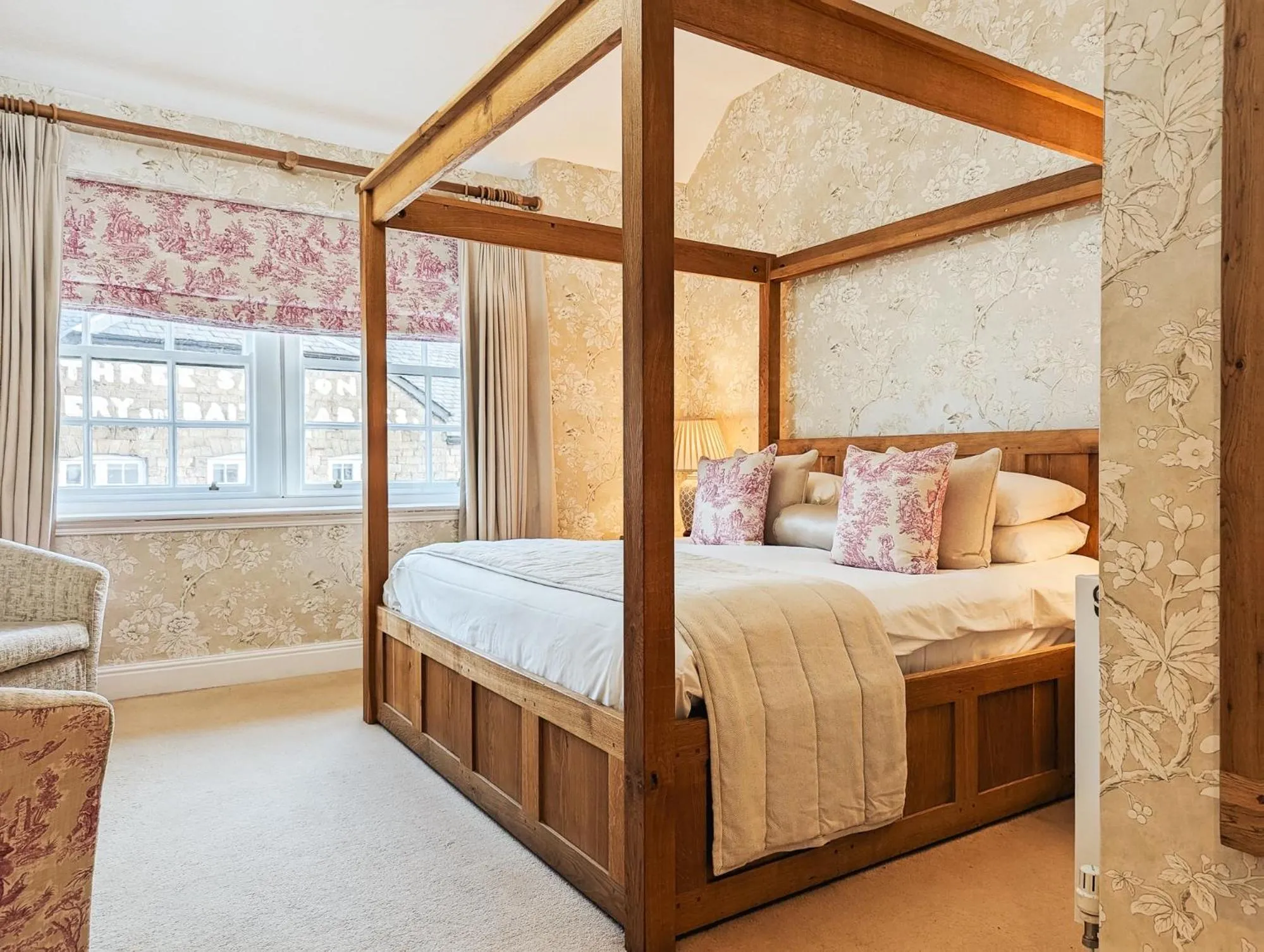 Bed in Three Salmons Hotel