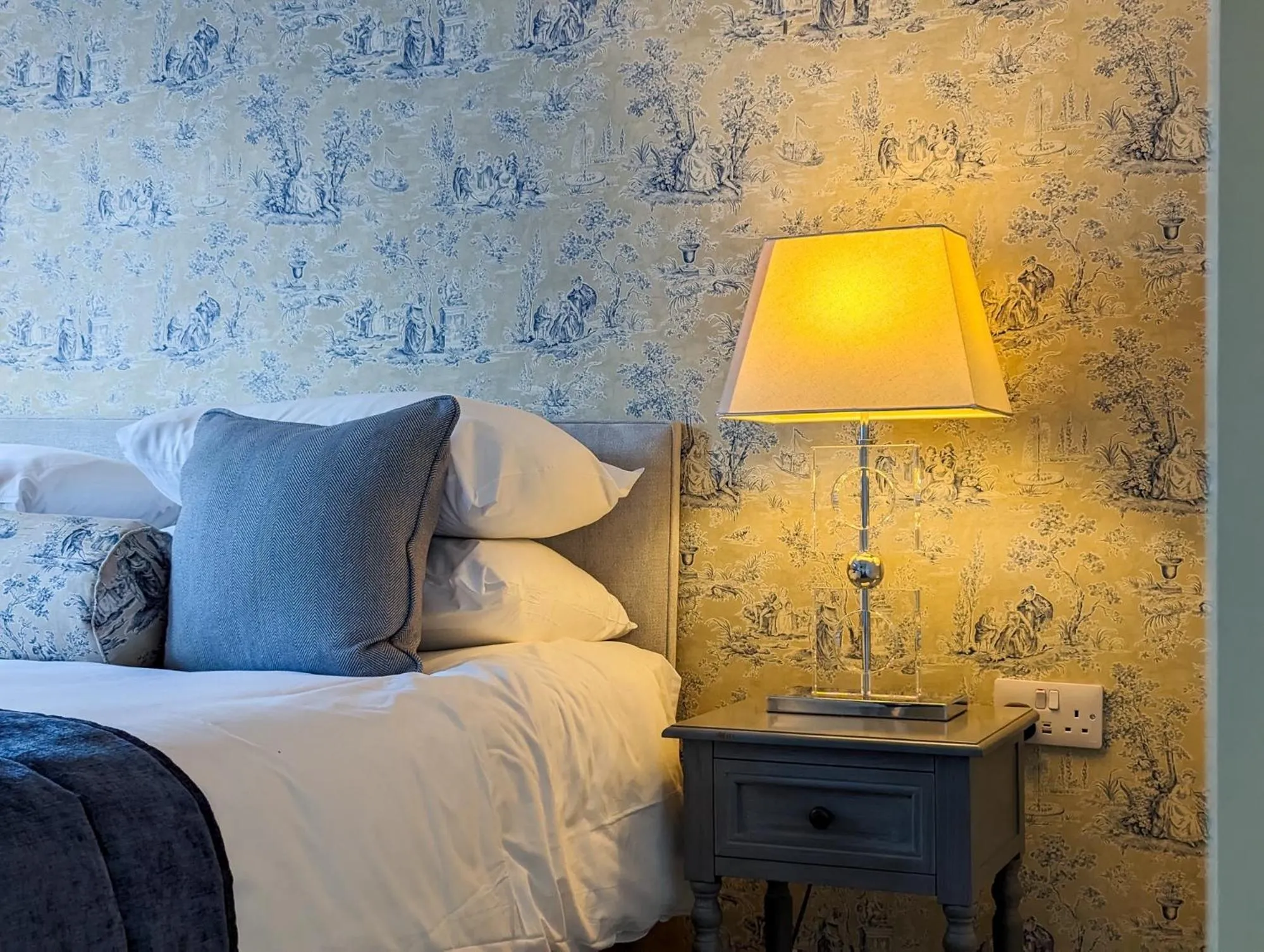 Bed in Three Salmons Hotel