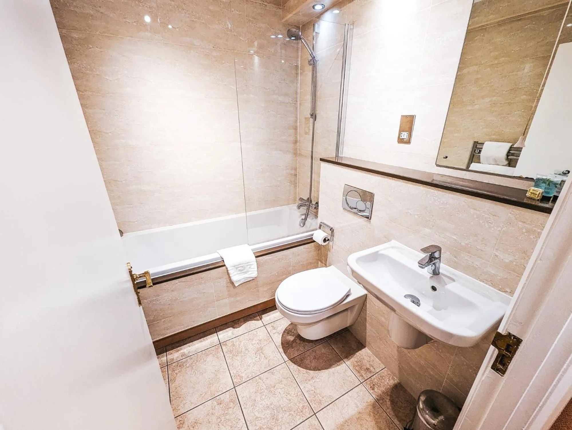 Bathroom in Three Salmons Hotel