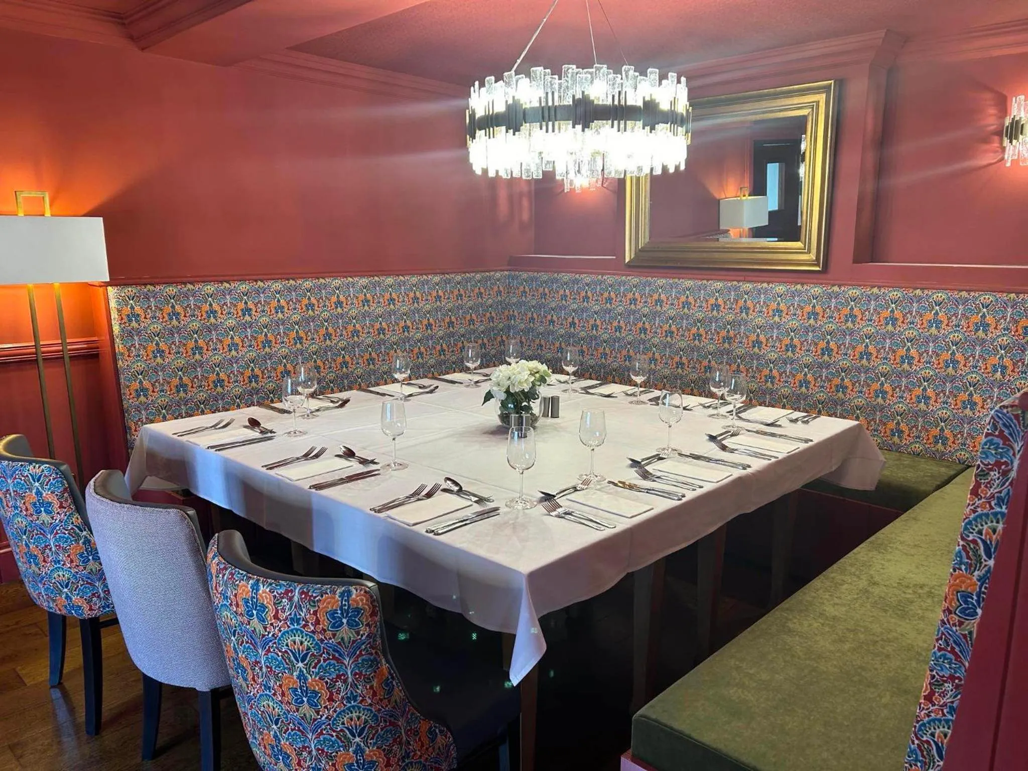 Restaurant/places to eat in Three Salmons Hotel