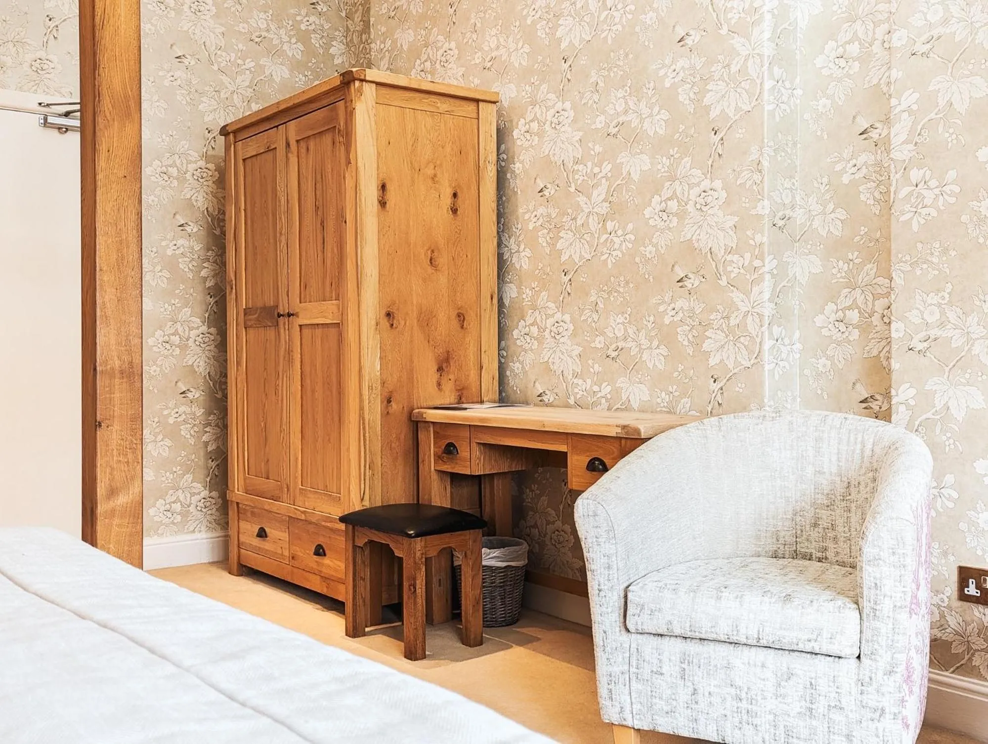 Seating area, Bed in Three Salmons Hotel