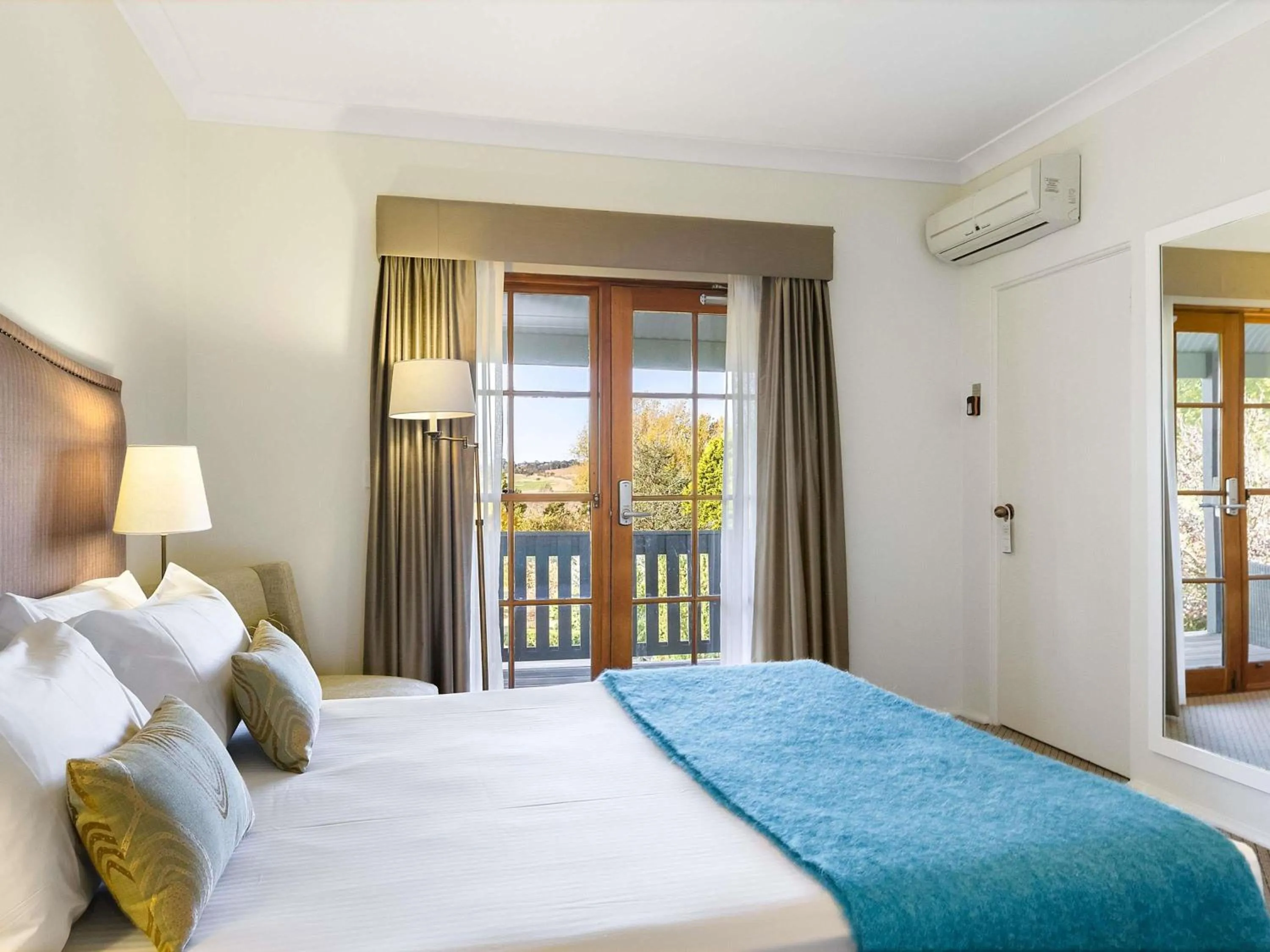 Bedroom, Bed in Peppers Manor House