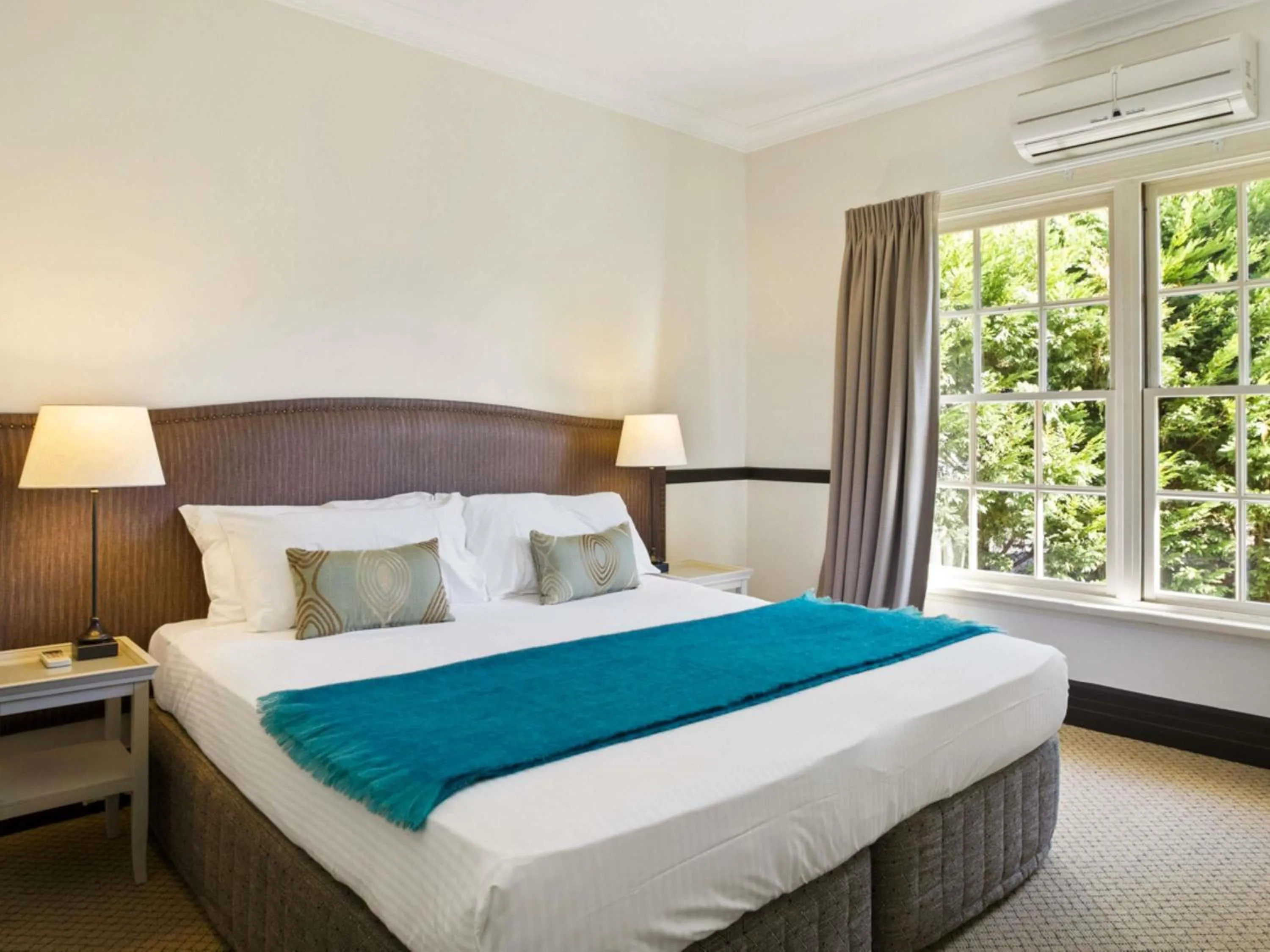 Bedroom, Bed in Peppers Manor House