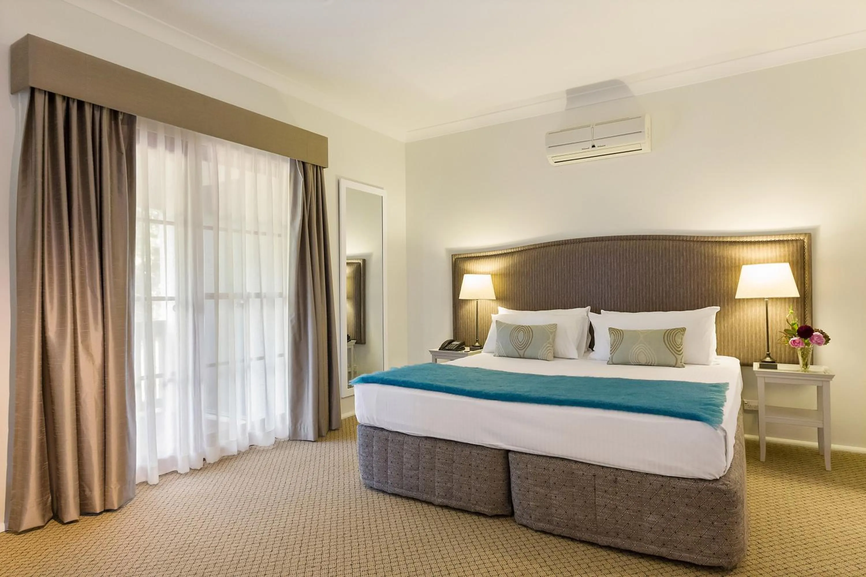 Bedroom, Bed in Peppers Manor House