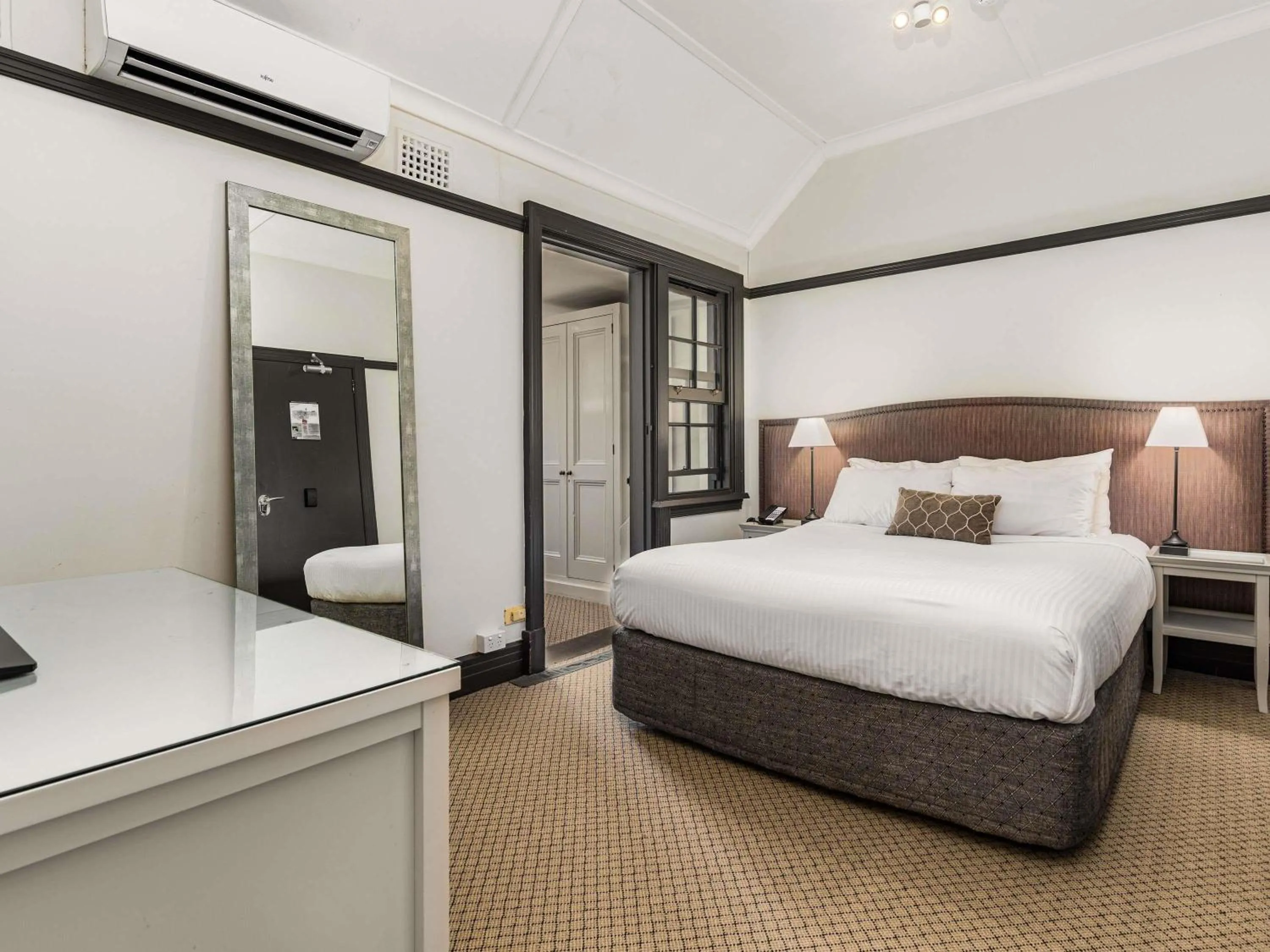 Bedroom, Bed in Peppers Manor House