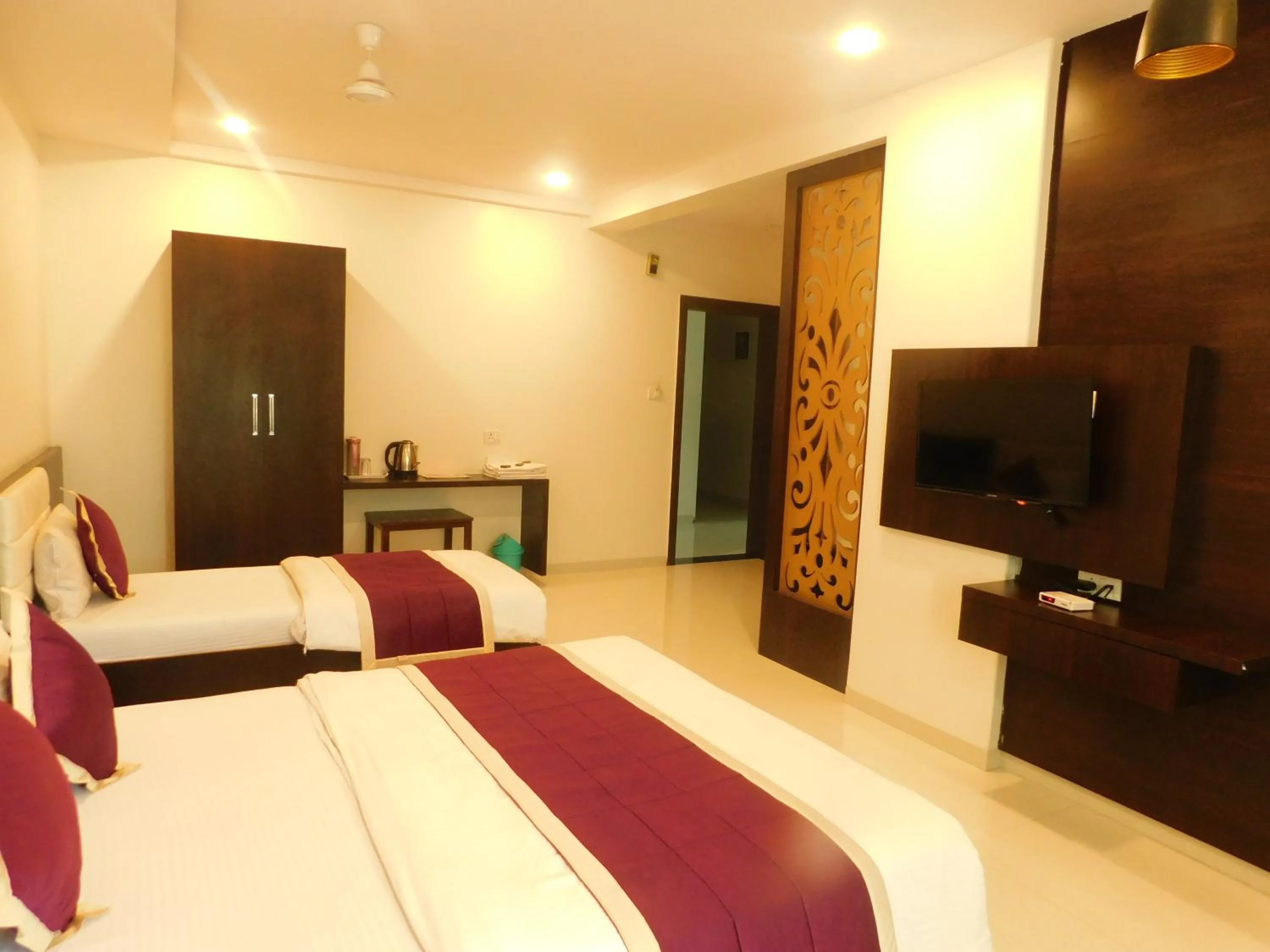 TV and multimedia, Bed in Hotel Neem Tree