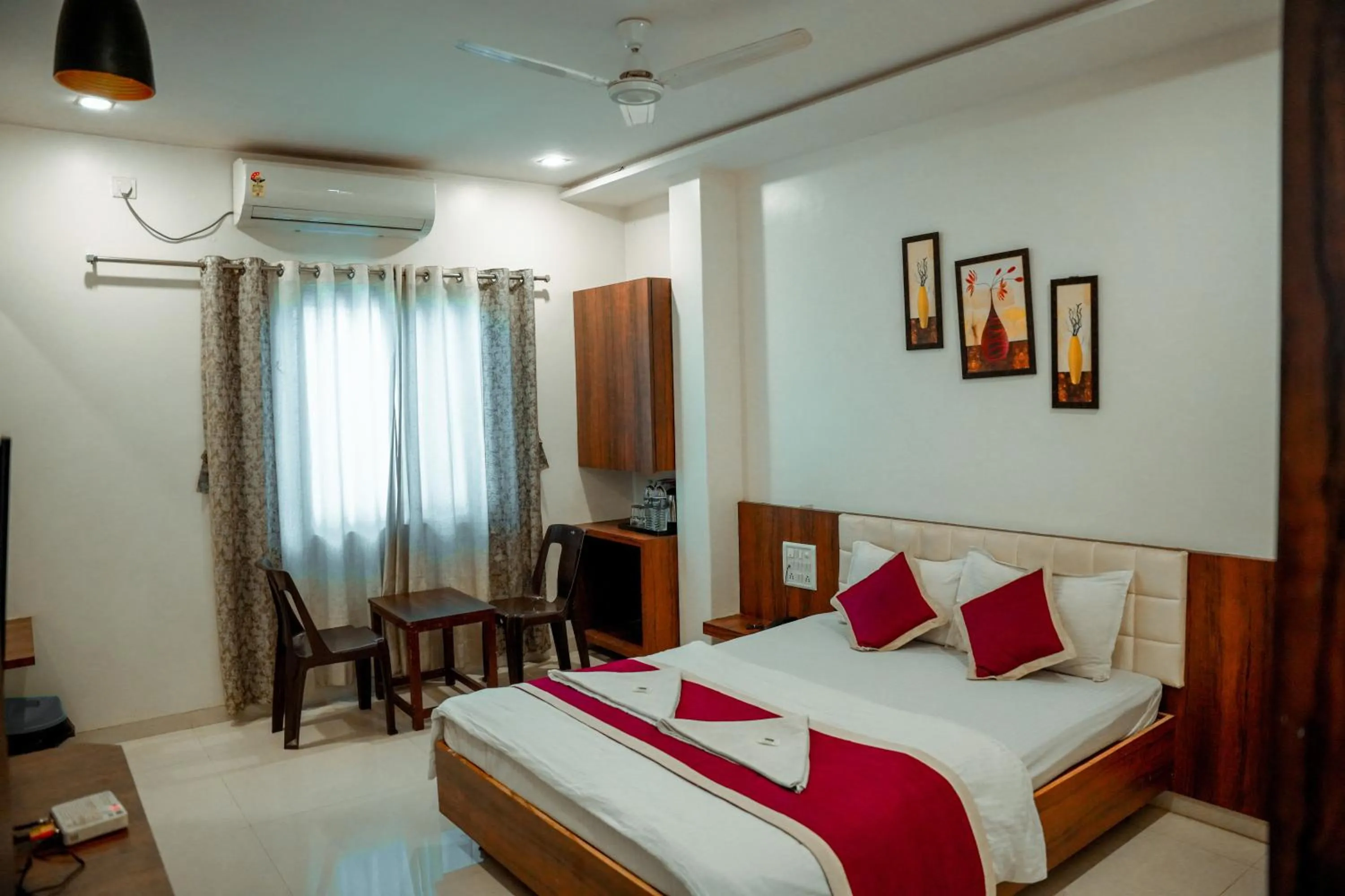 Bedroom, Bed in Hotel Neem Tree