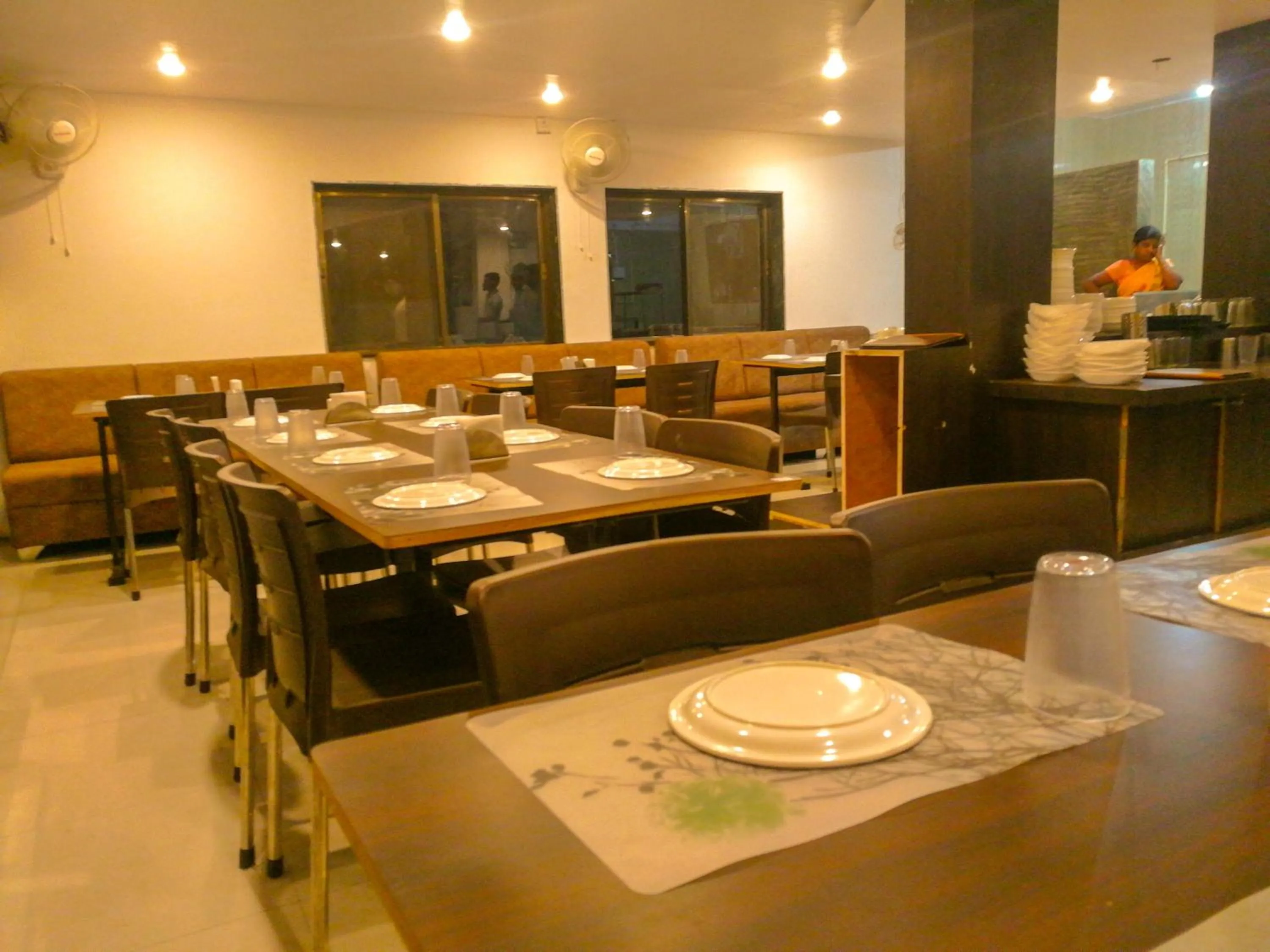 Restaurant/places to eat in Hotel Neem Tree