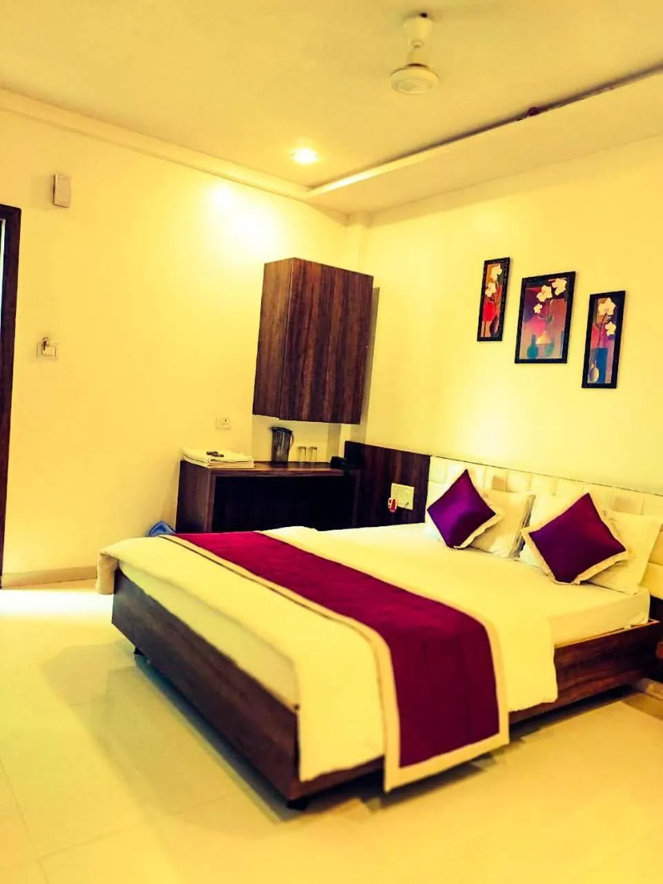 Bedroom, Bed in Hotel Neem Tree