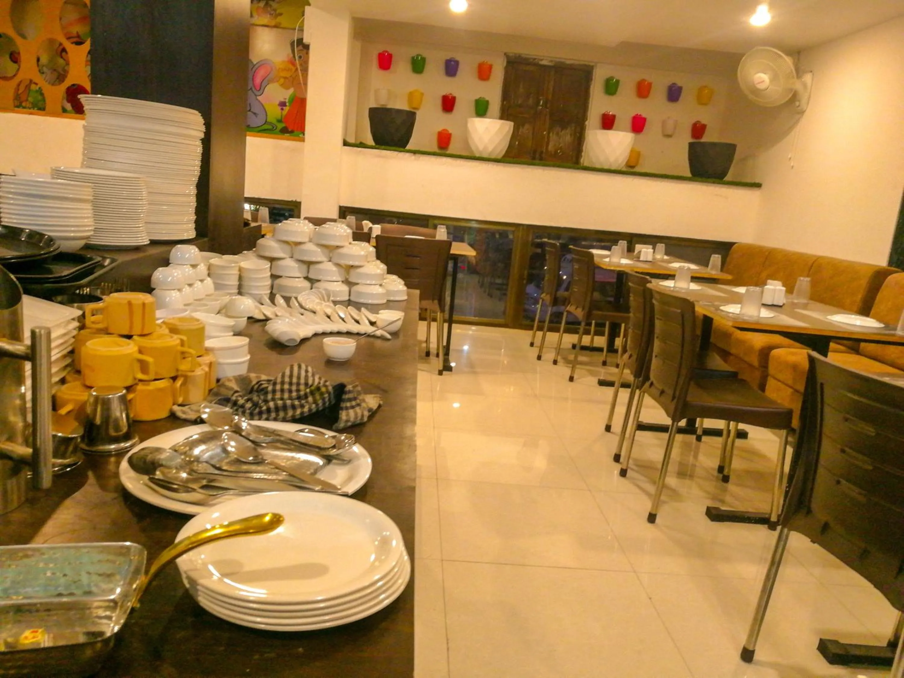 Restaurant/places to eat in Hotel Neem Tree