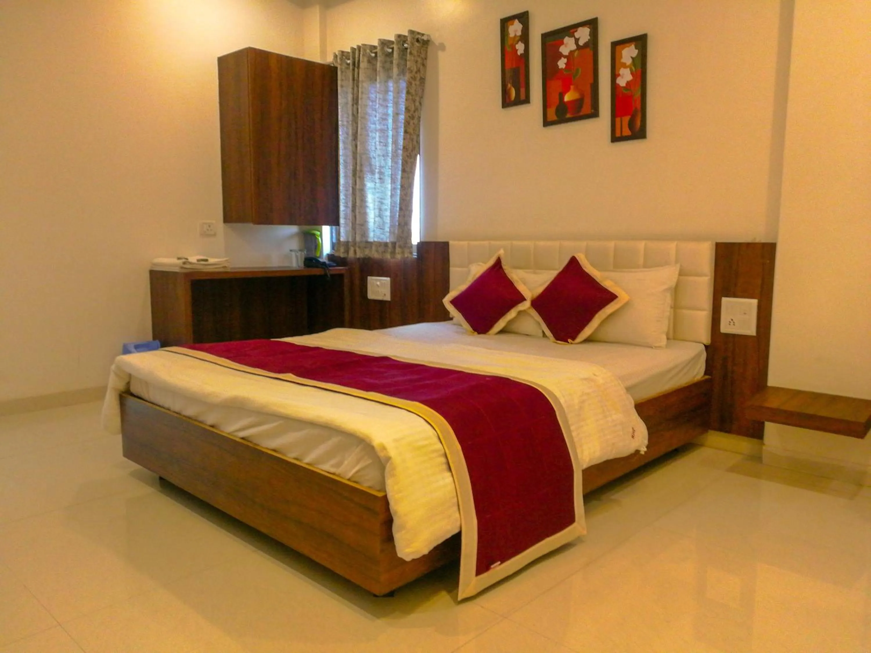 Bedroom, Bed in Hotel Neem Tree