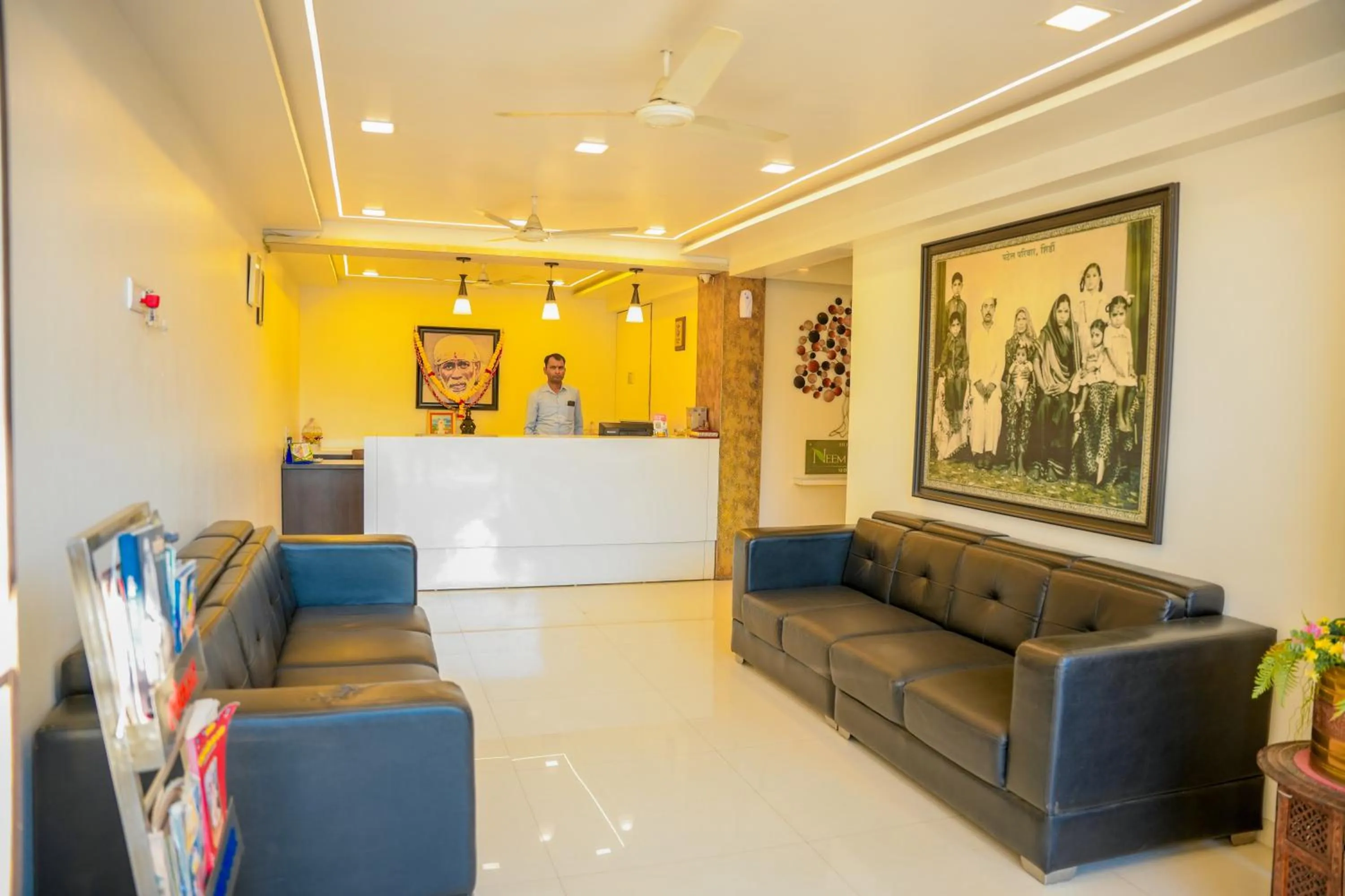 Communal lounge/ TV room in Hotel Neem Tree
