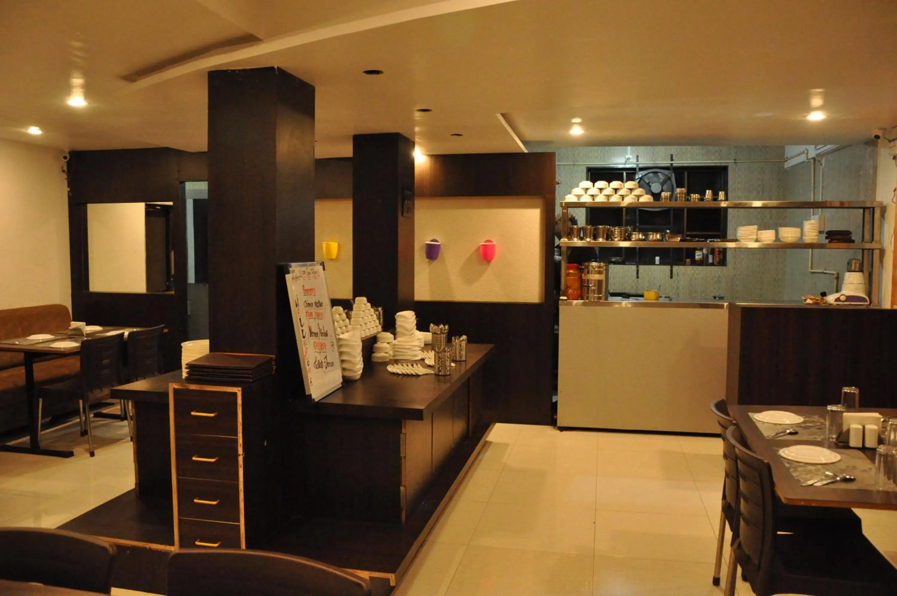 Restaurant/places to eat in Hotel Neem Tree