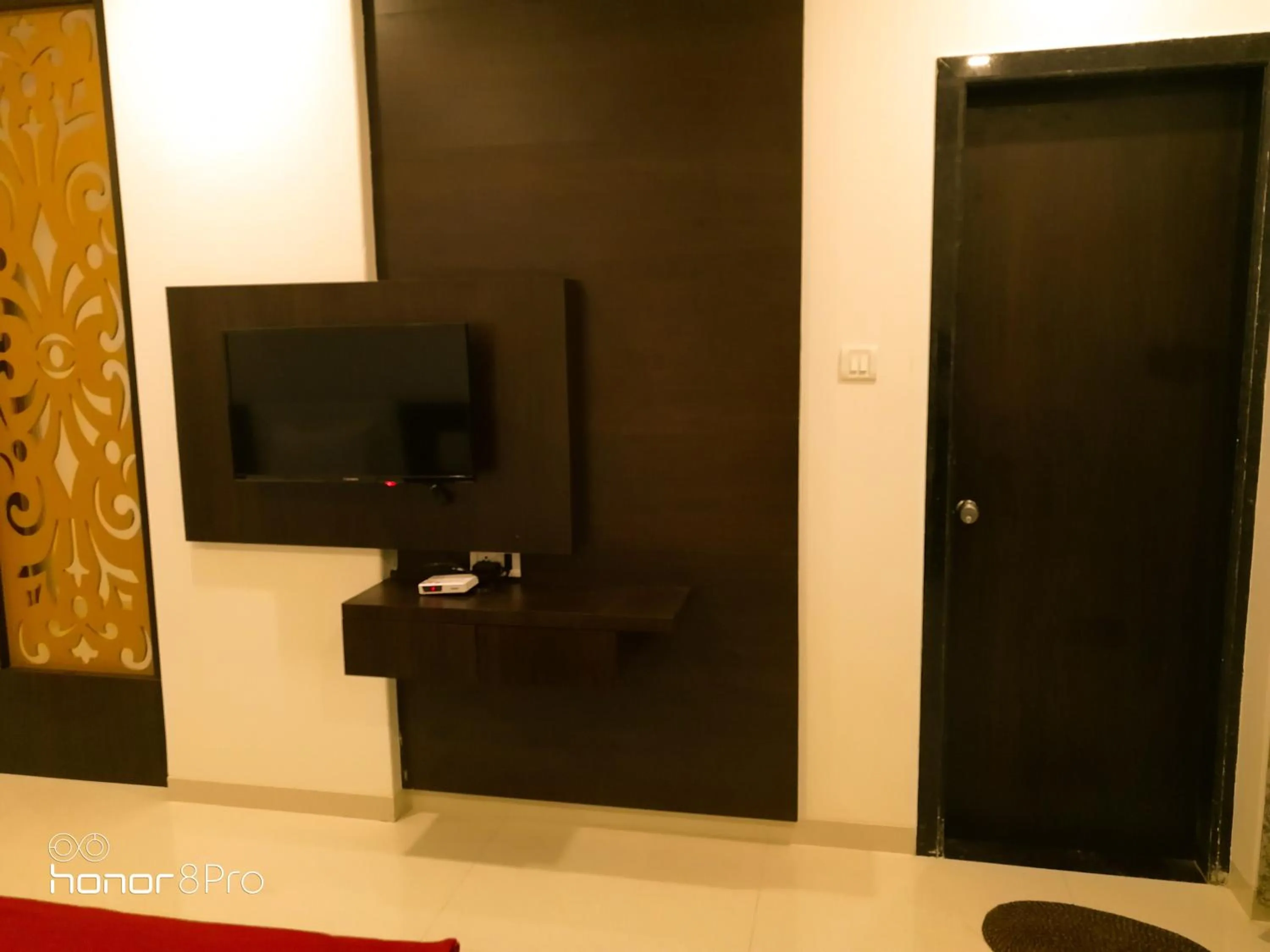 Communal lounge/ TV room in Hotel Neem Tree