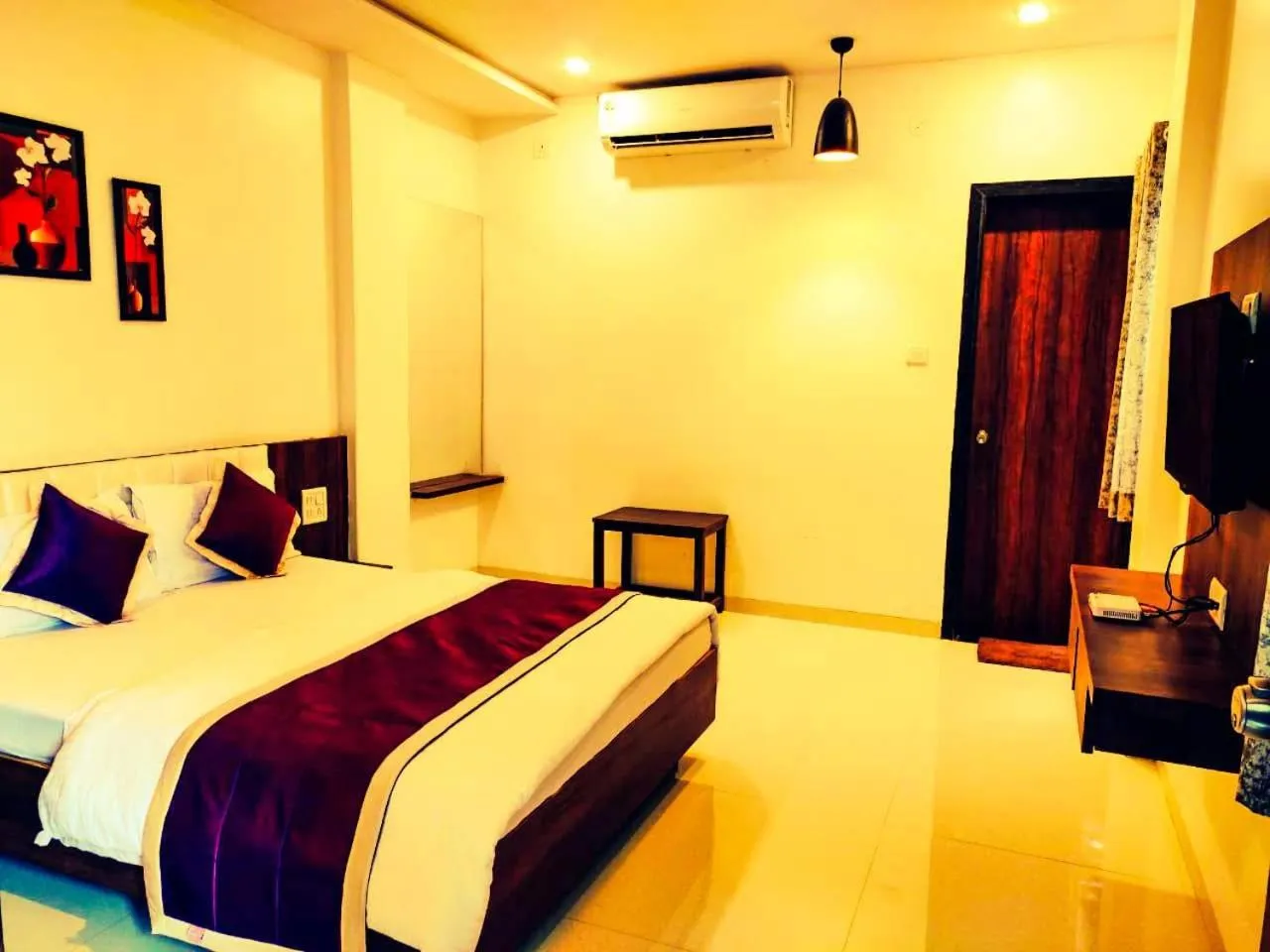 Bedroom, Bed in Hotel Neem Tree