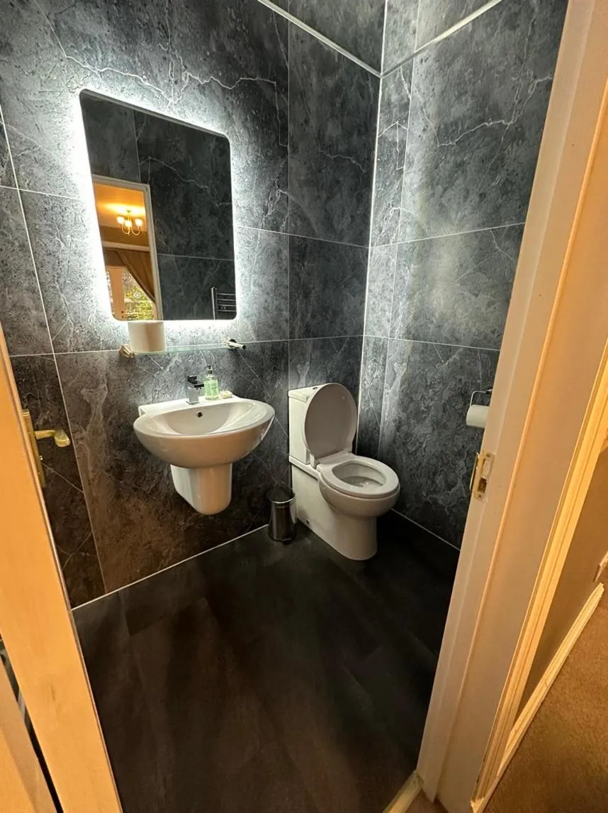 Toilet in Kildonan Lodge Hotel