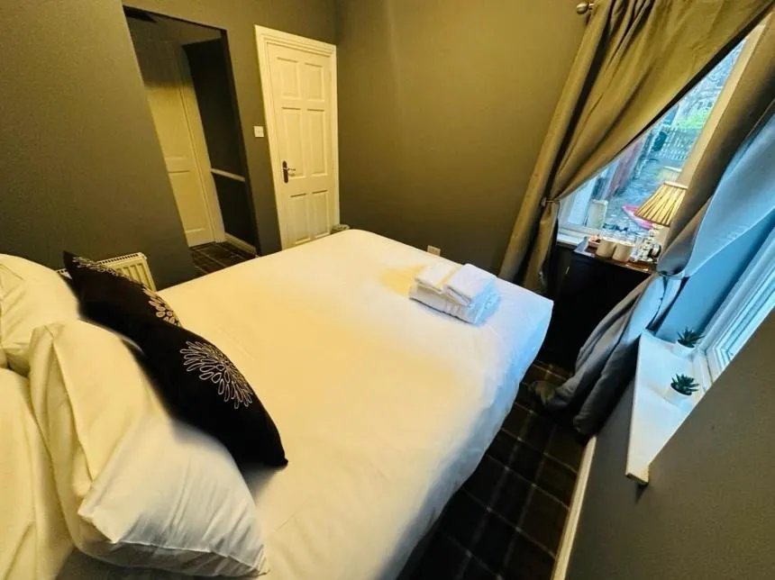 Bedroom, Bed in Kildonan Lodge Hotel