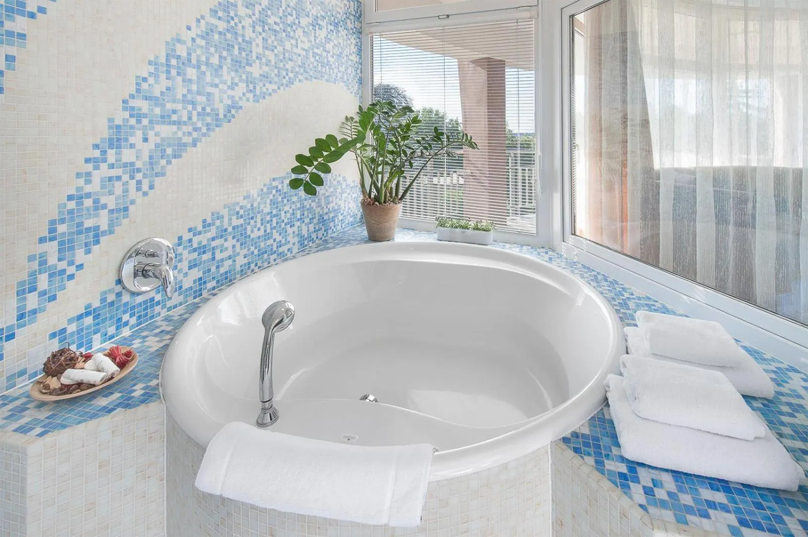 Bath in April hotel Panorama