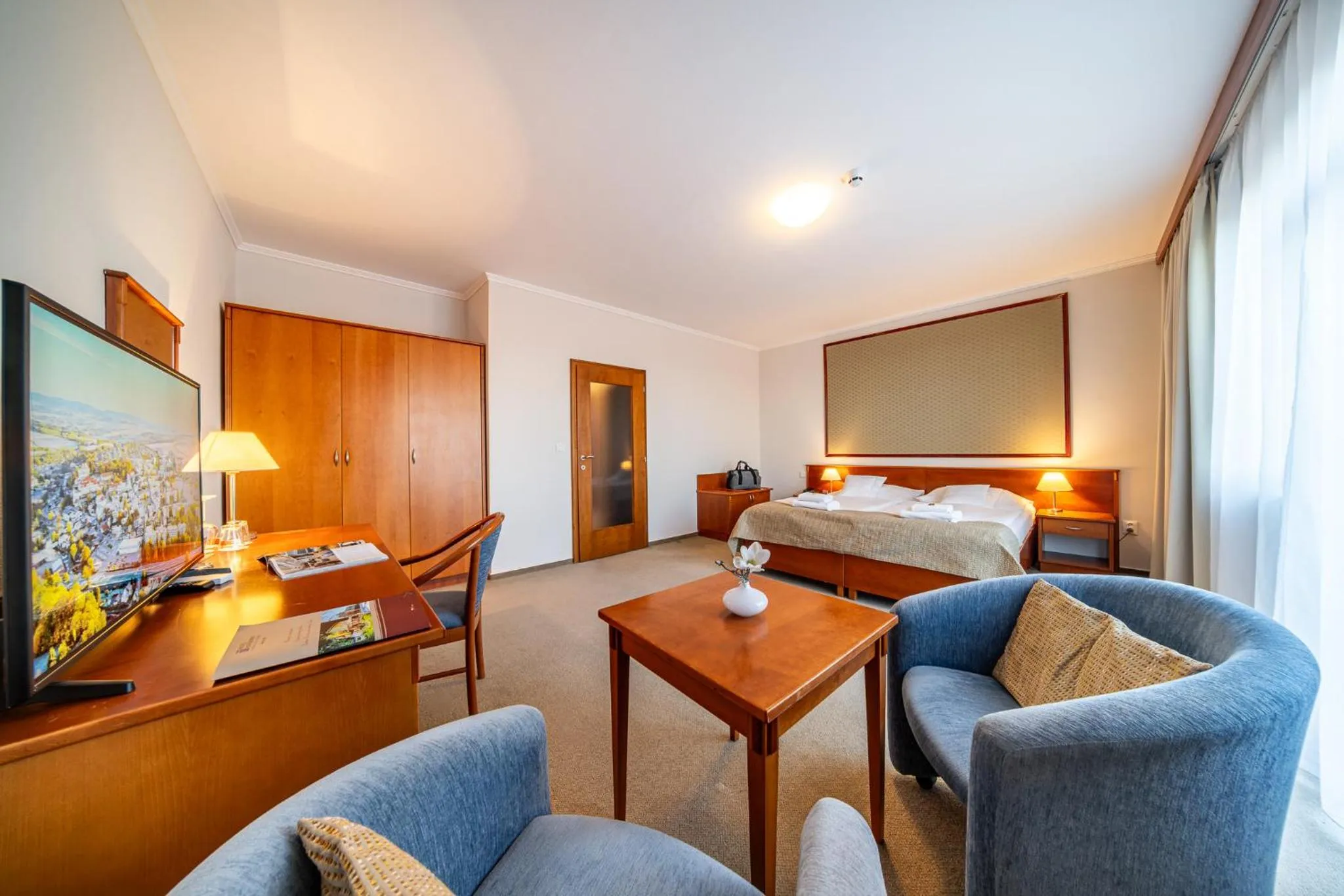 Photo of the whole room, Bed in April hotel Panorama