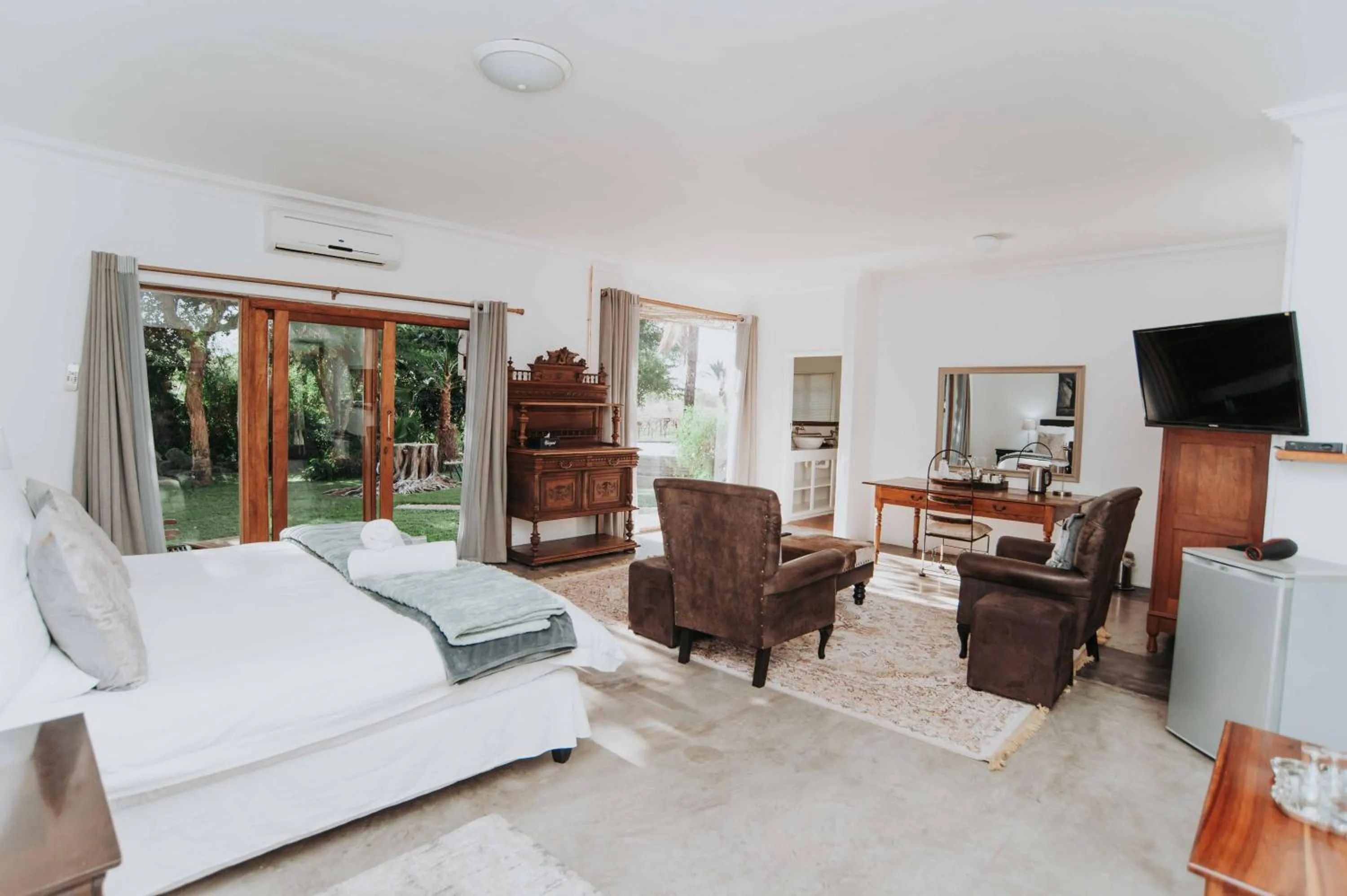 Communal lounge/ TV room, Bed in Upington African Vineyard Boutique Hotel & SPA