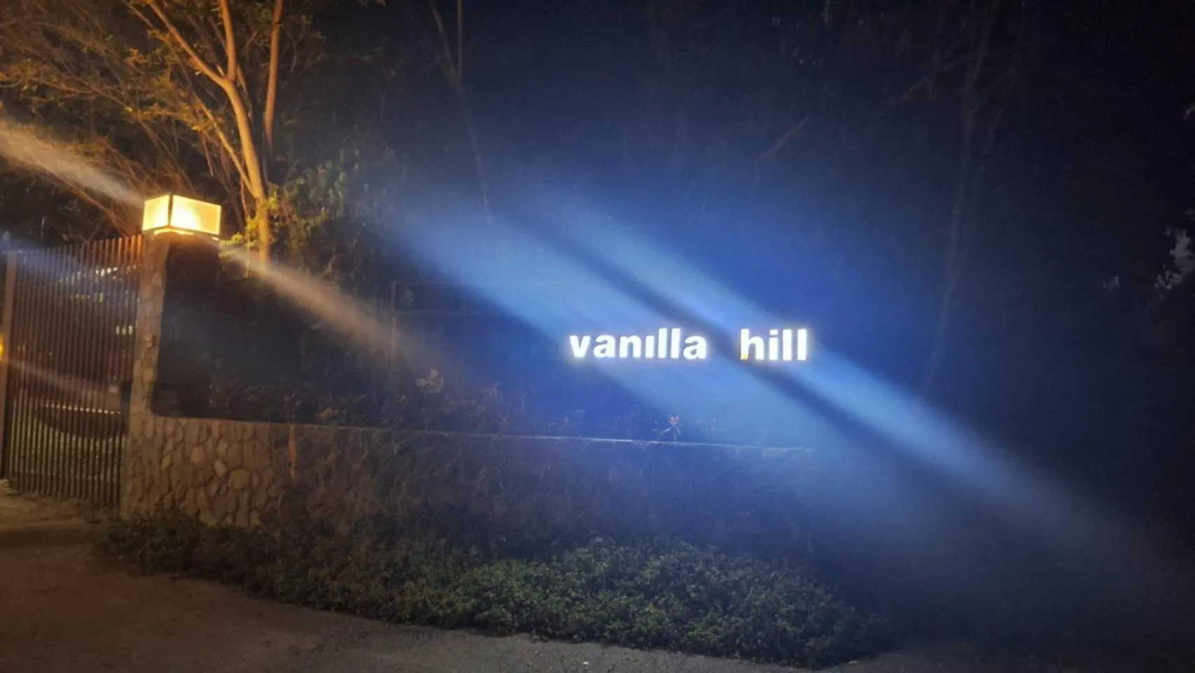 Property building in Vanilla hill (hill lodge)