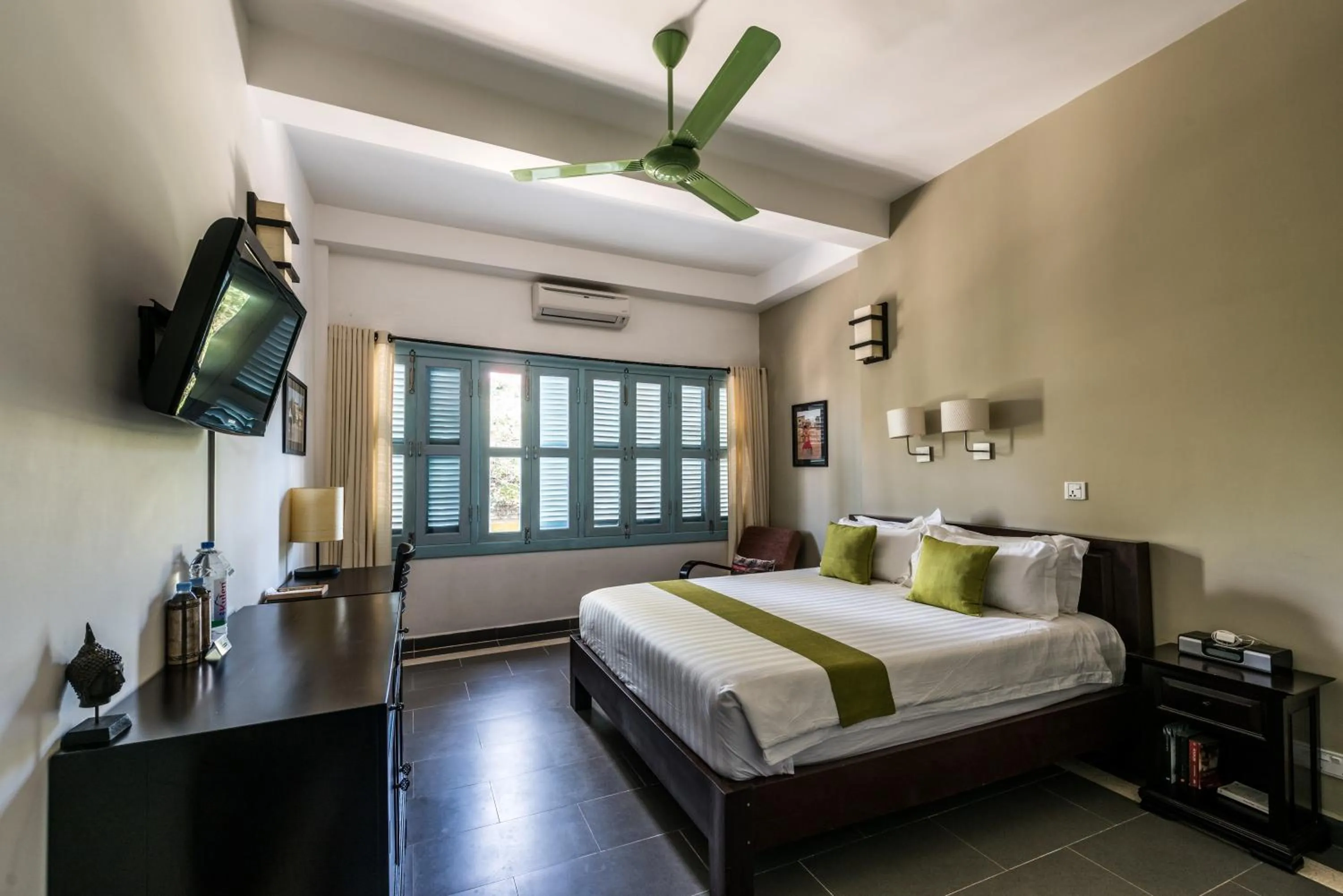 Photo of the whole room, Bed in The Columns