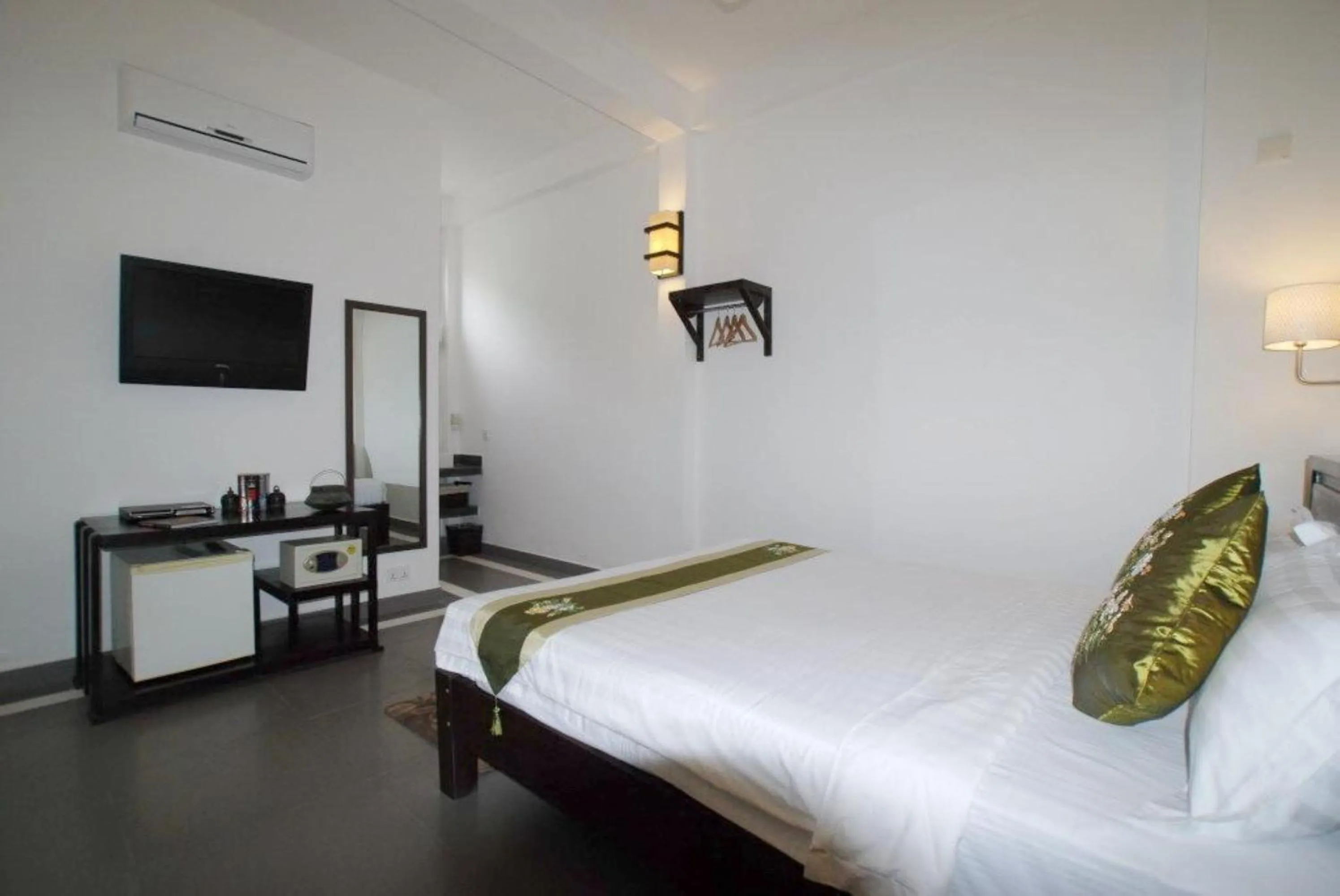 Bedroom, Bed in The Columns