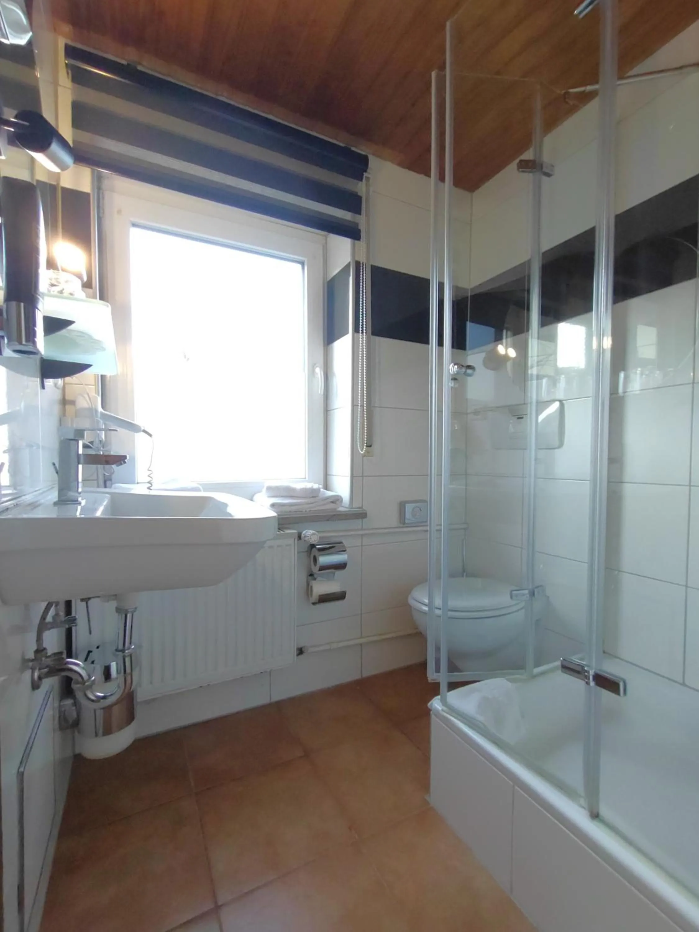 Shower in Hotel Smart-Inn