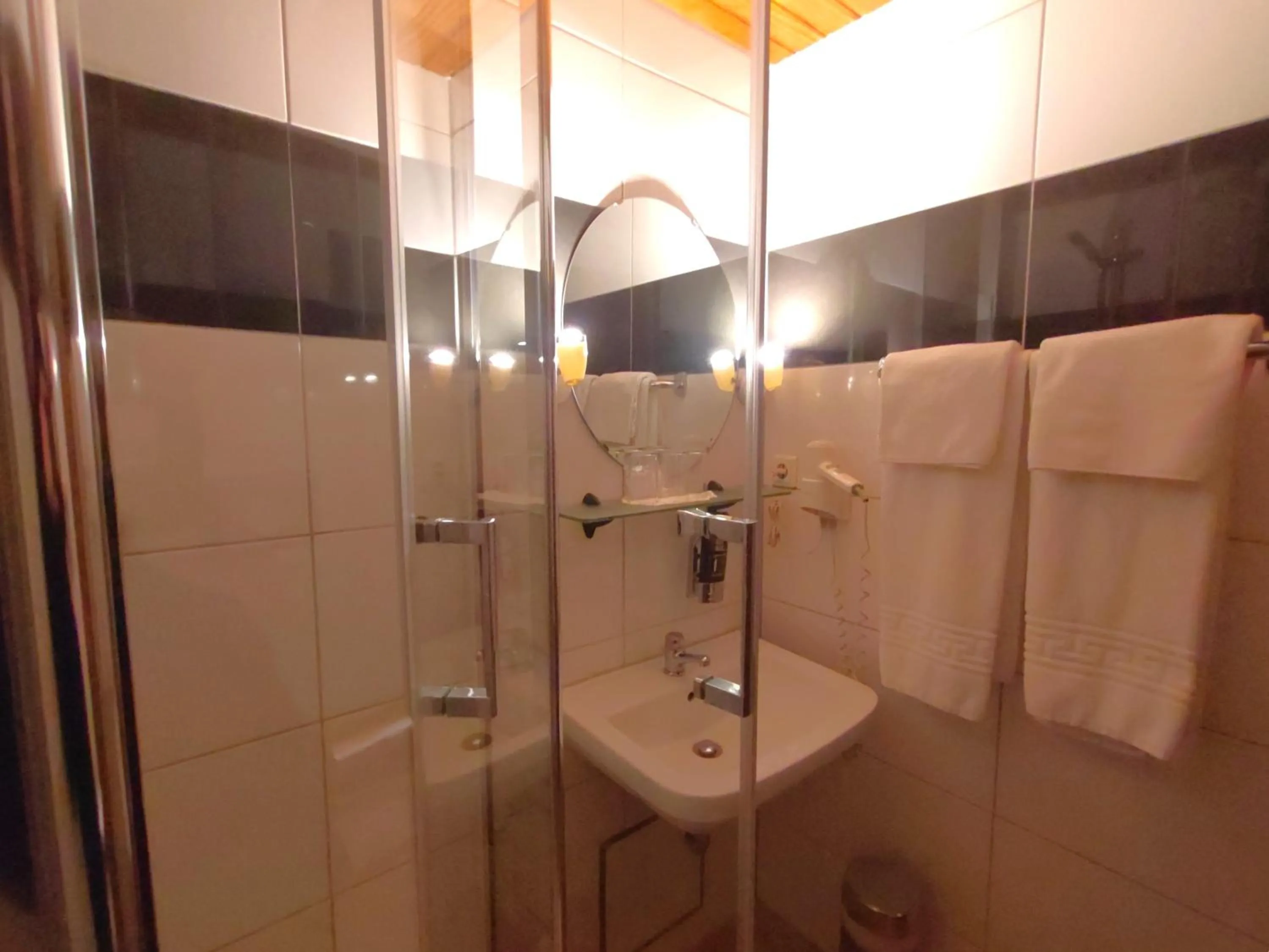 Shower in Hotel Smart-Inn