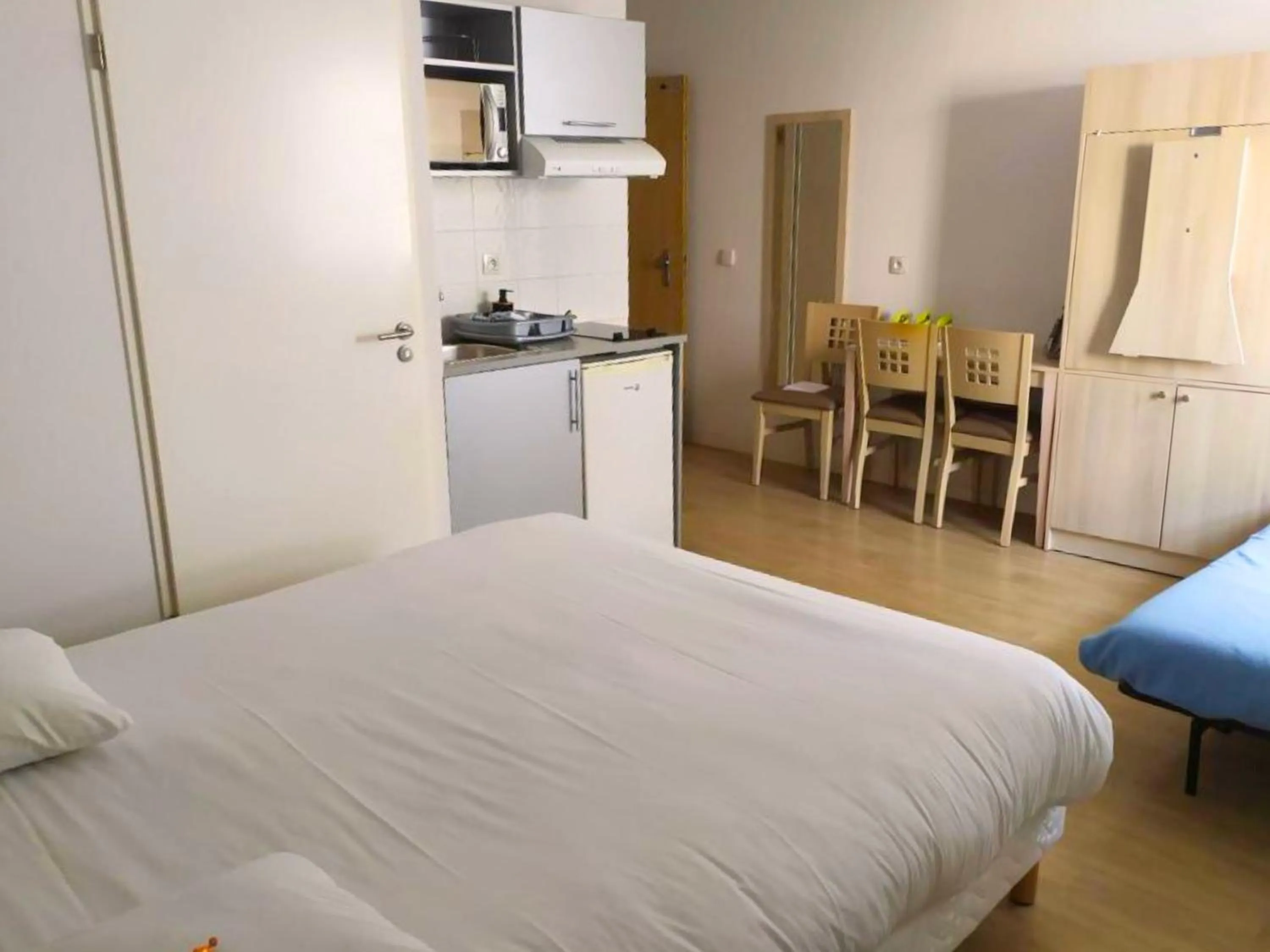 Photo of the whole room, Bed in Lagrange Apart'Hotel l’Escale Marine