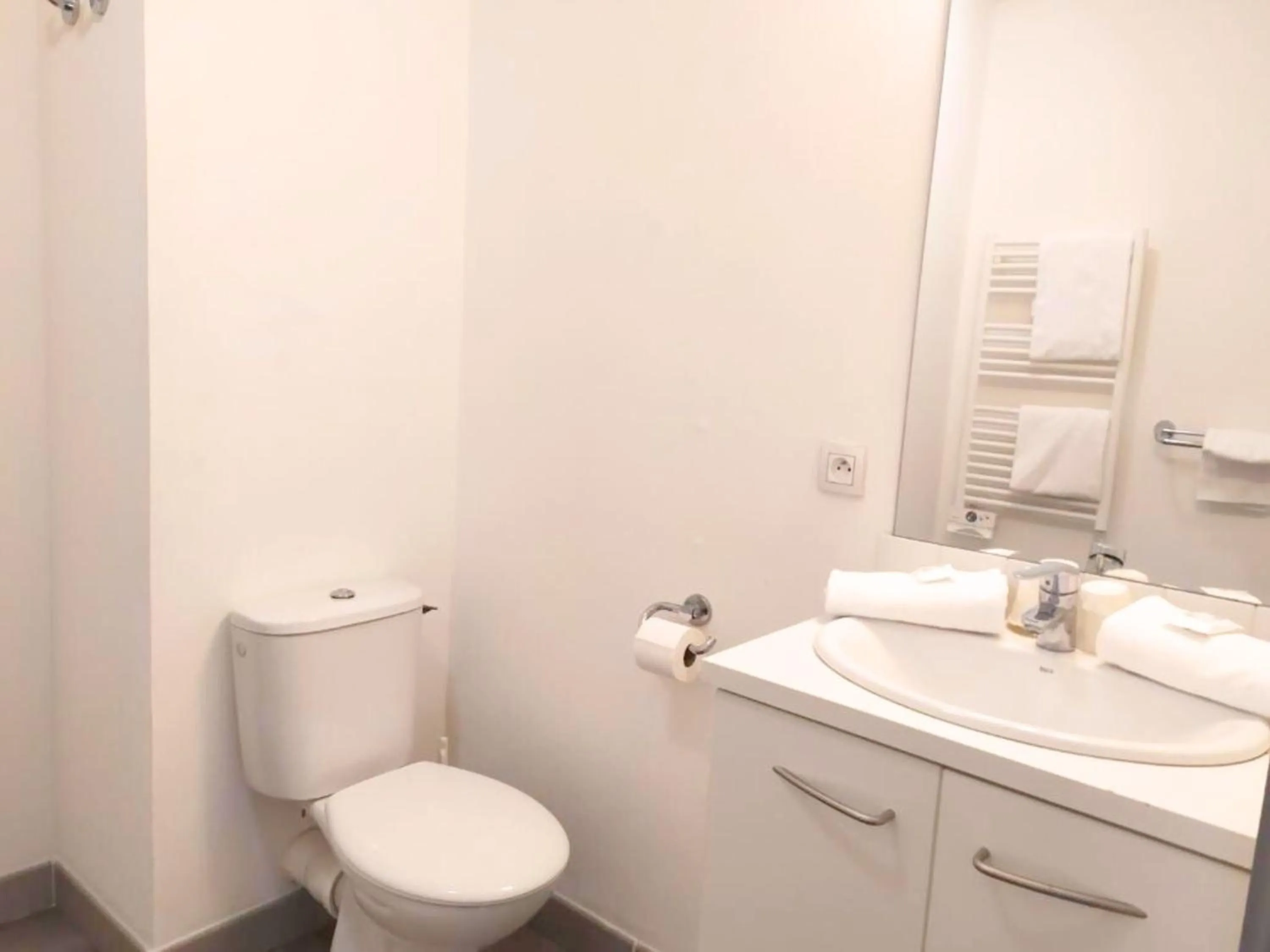 Bathroom in Lagrange Apart'Hotel l’Escale Marine